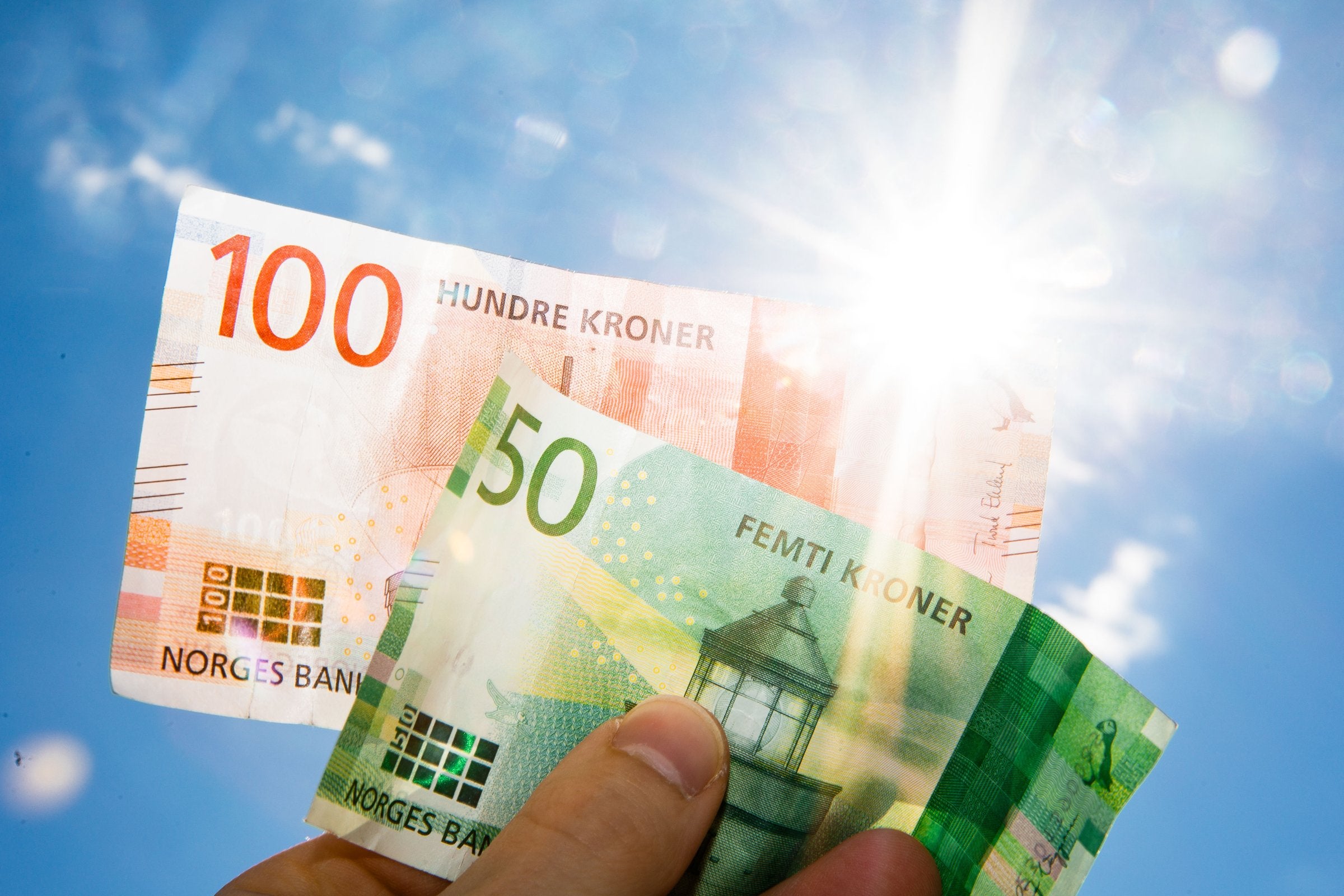 Kronen er årets beste valuta – strateg tror ­det vil fortsette