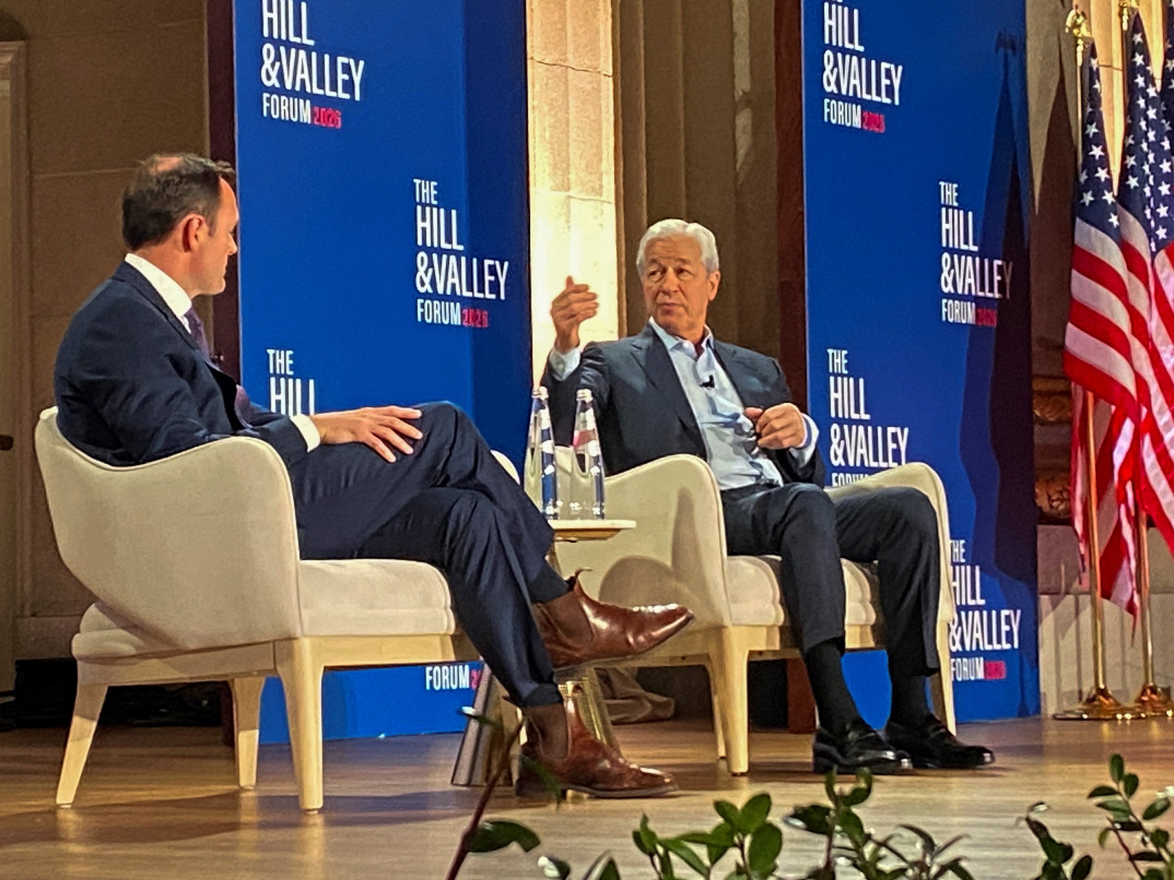 Oljeprisen faller på håp om våpenhvile – Jamie Dimon har håp om «varig fred»