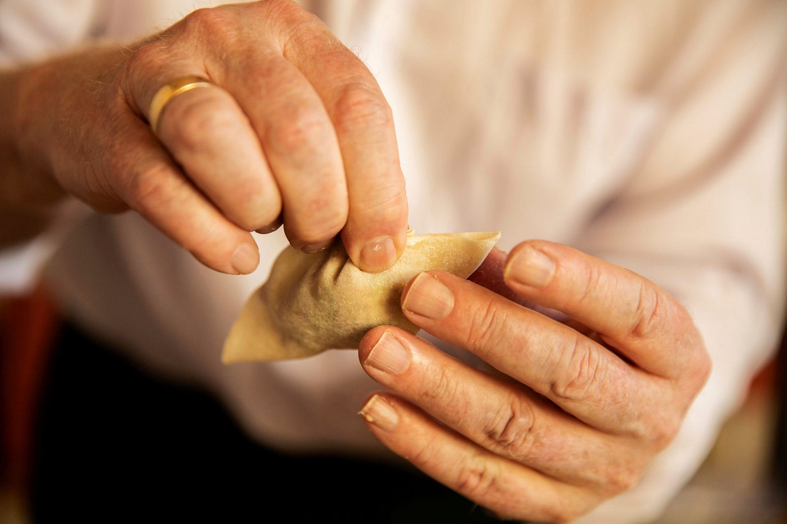 Lim. Noen dråper vann fungerer som lim, og så klemmer man sammen dumplingene og bretter i den fasongen man foretrekker.