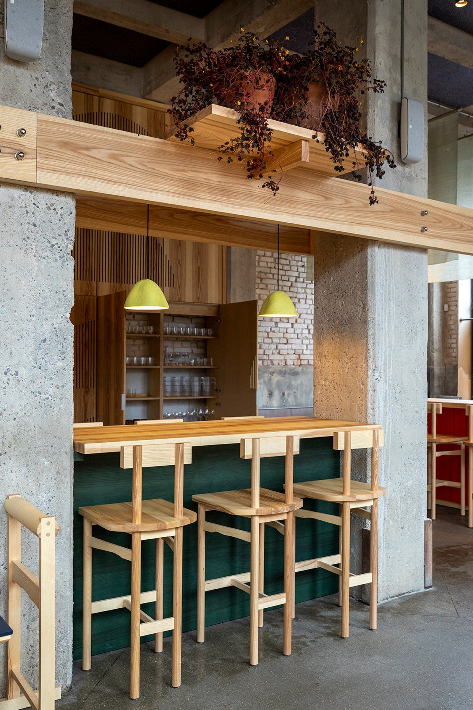 Naturlig. Navnet POPL stammer fra det latinske ordet populus som betyr et samfunn av mennesker. Det er også en referanse til poppeltreet, som gjenspeiler restaurantens filosofi og respekt for naturen. – Vi har brukt mye naturmaterialer og planter. De fleste har vi hentet fra Noma sitt drivhus, sier Line Kleppe Olsen.