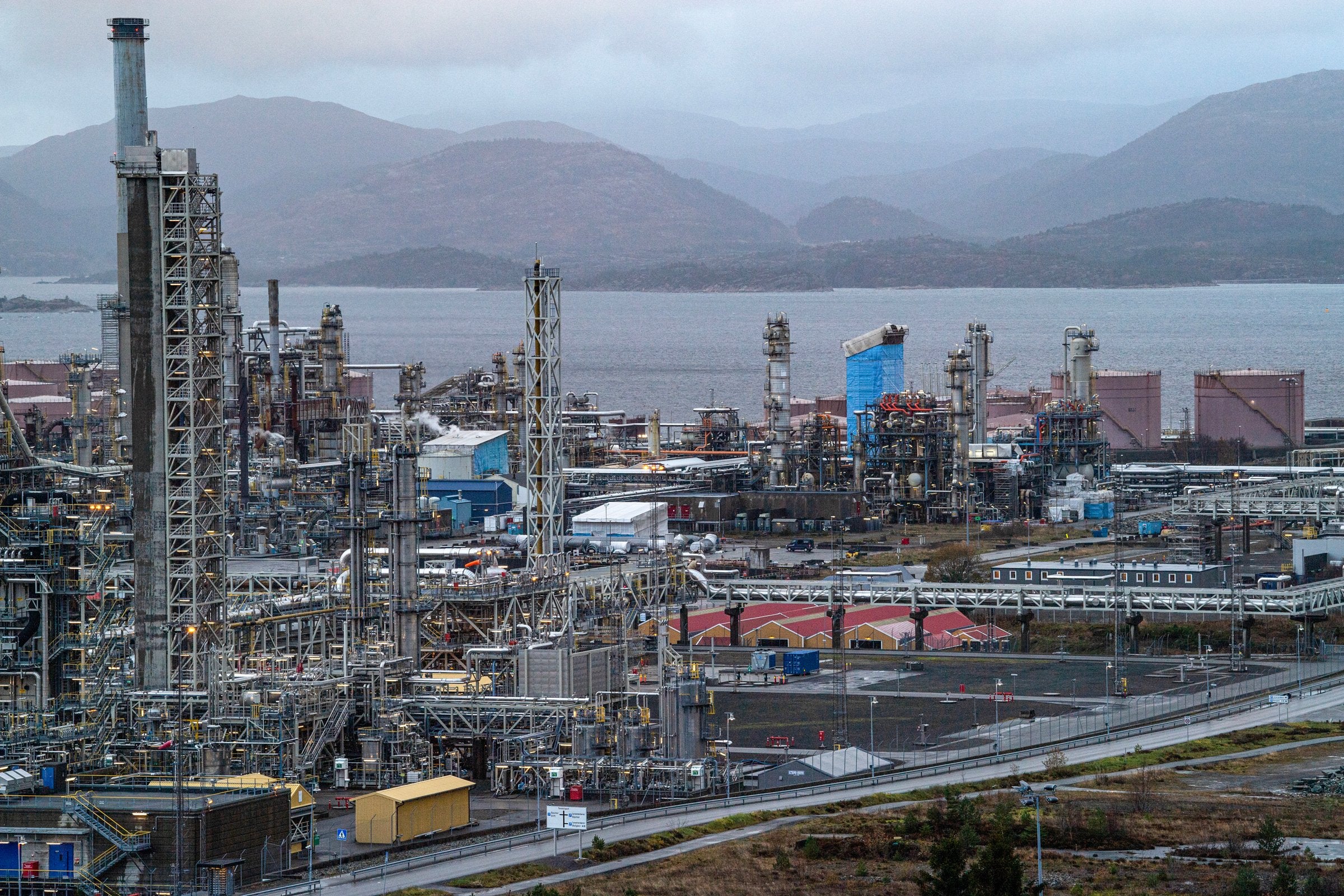 Derfor risikerer oljelandet å gå tom for diesel og flydrivstoff