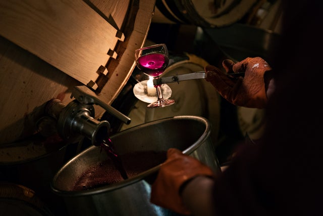 Omstikking av vin fra tradisjonsrike barrique i Bordeaux. Foto: Sune Eriksen.