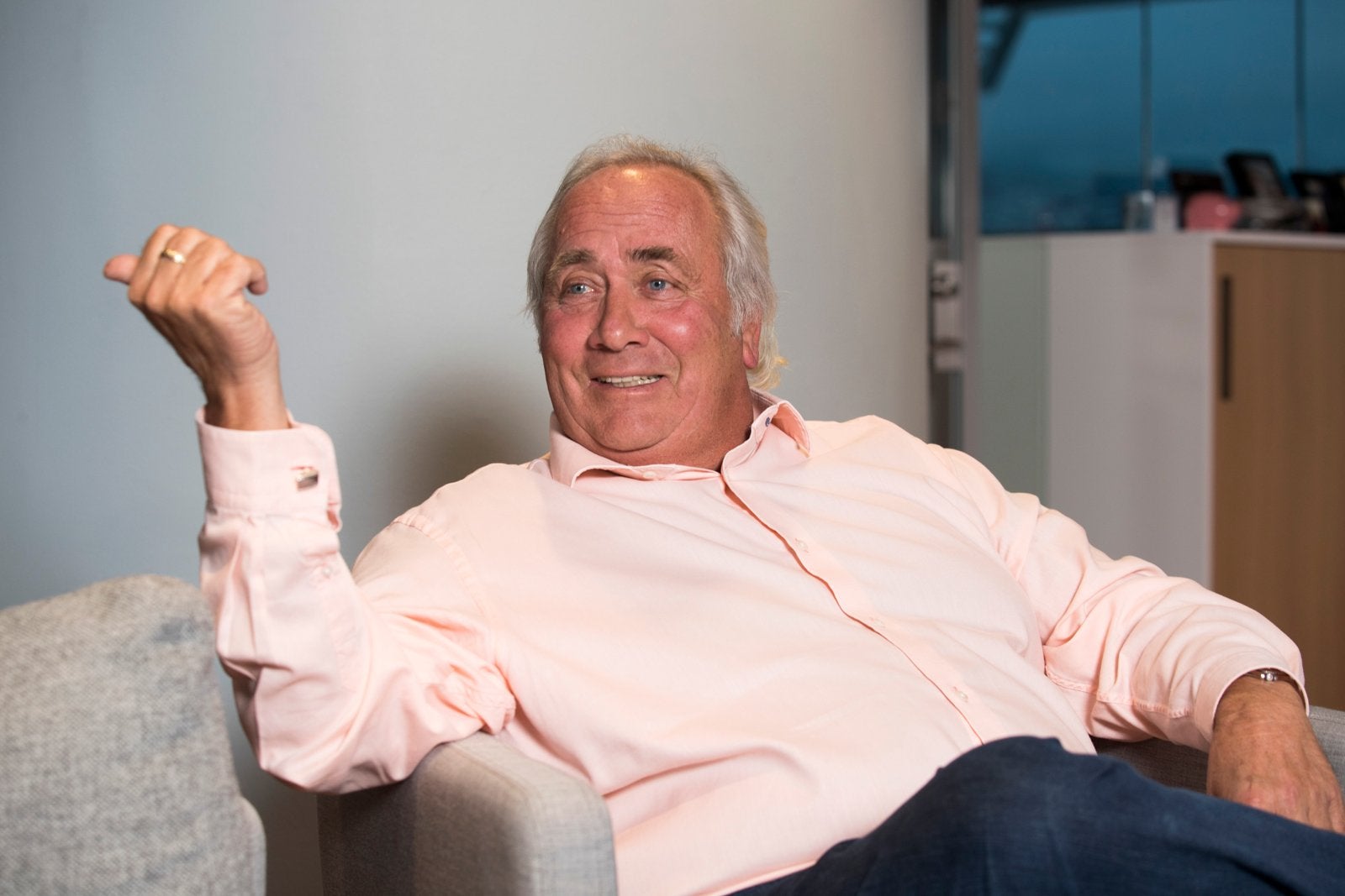 Milliardær deler ut over hundre millioner kroner til barnebarna