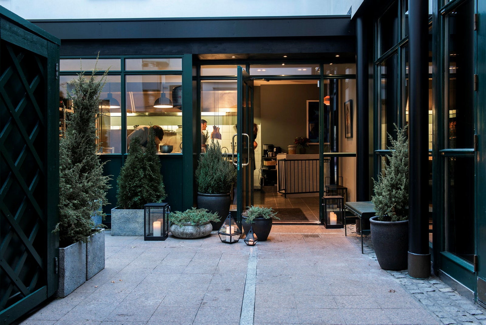 Inngang. Einer er restaurantdrift anno 2018 i et lokale fra 1600-tallet.