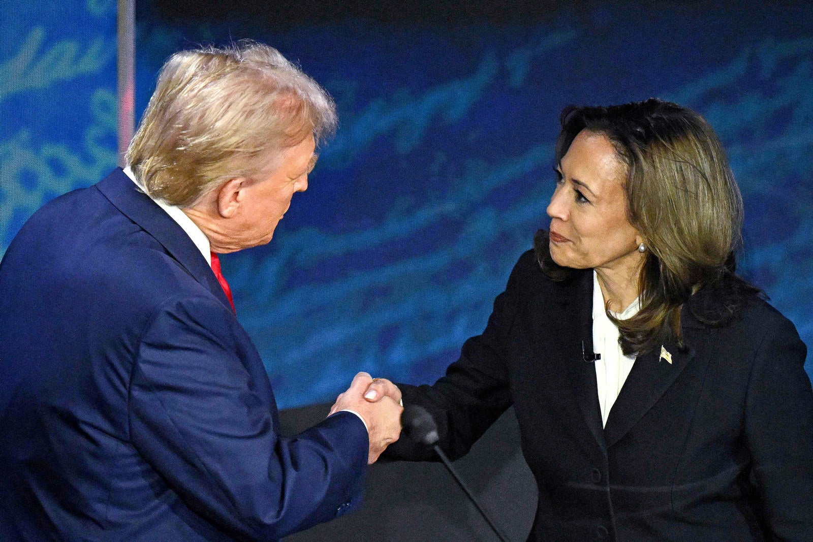 Kamala Harris i debatten: – Vi har ryddet opp i rotet som Trump skapte | DN