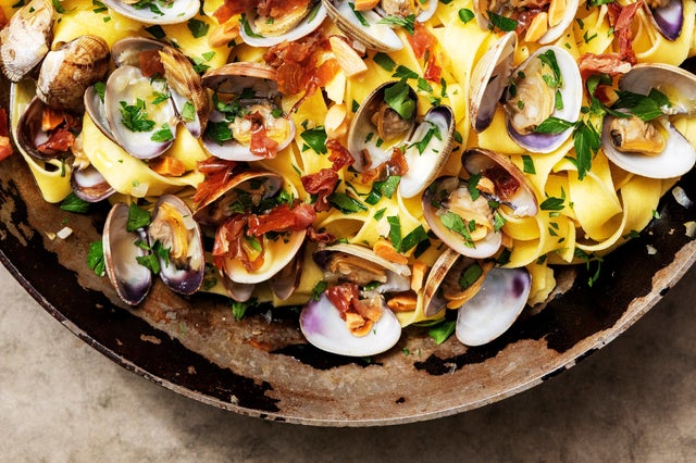 Fargespill. Nykokt pasta med nydampet vongole.