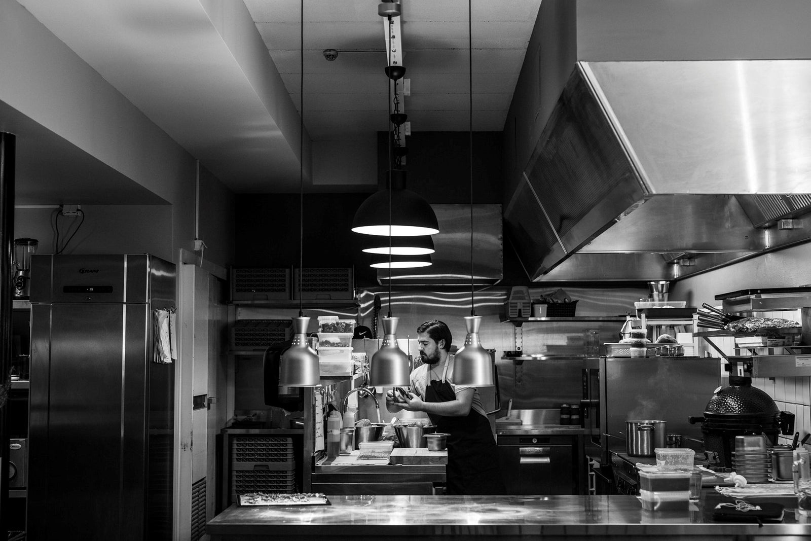 Varm velkomst. Spisegjestene blir ønsket velkommen av smilende kokker i det store, åpne kjøkkenet.