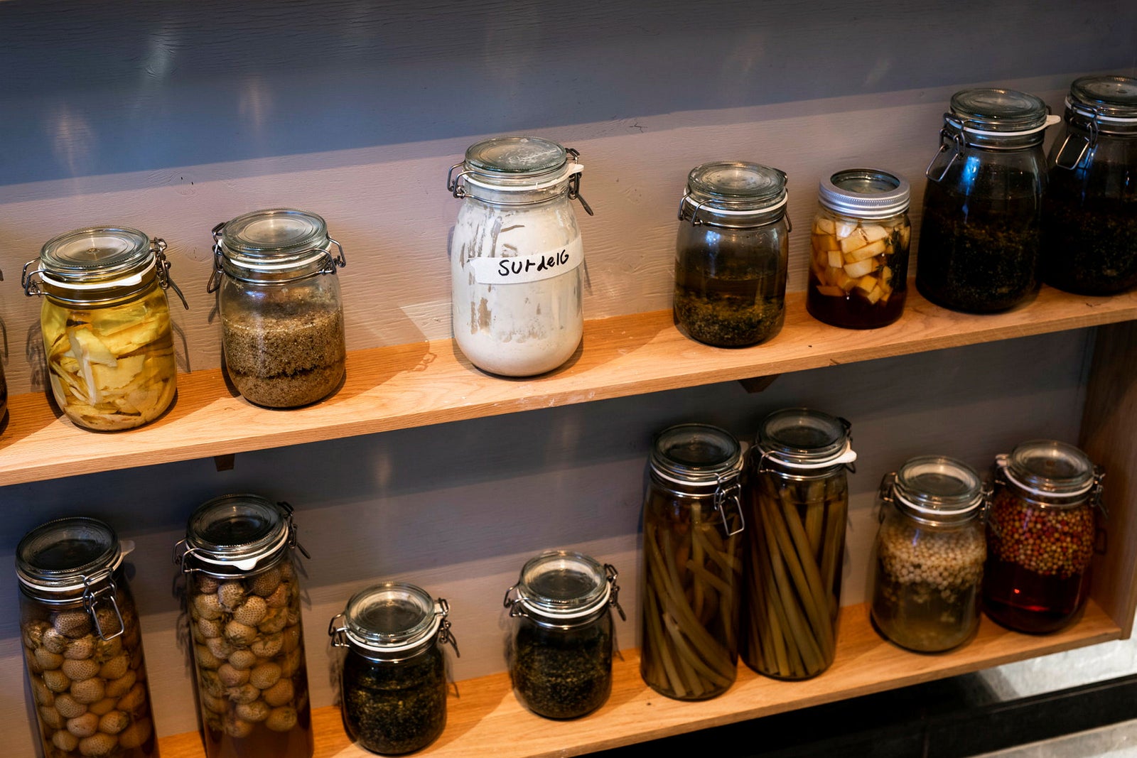 Biodynamisk vin, vegetarmeny og tiltygg på biprodukter. Her står det surdeig og mat oppbevart på glass.