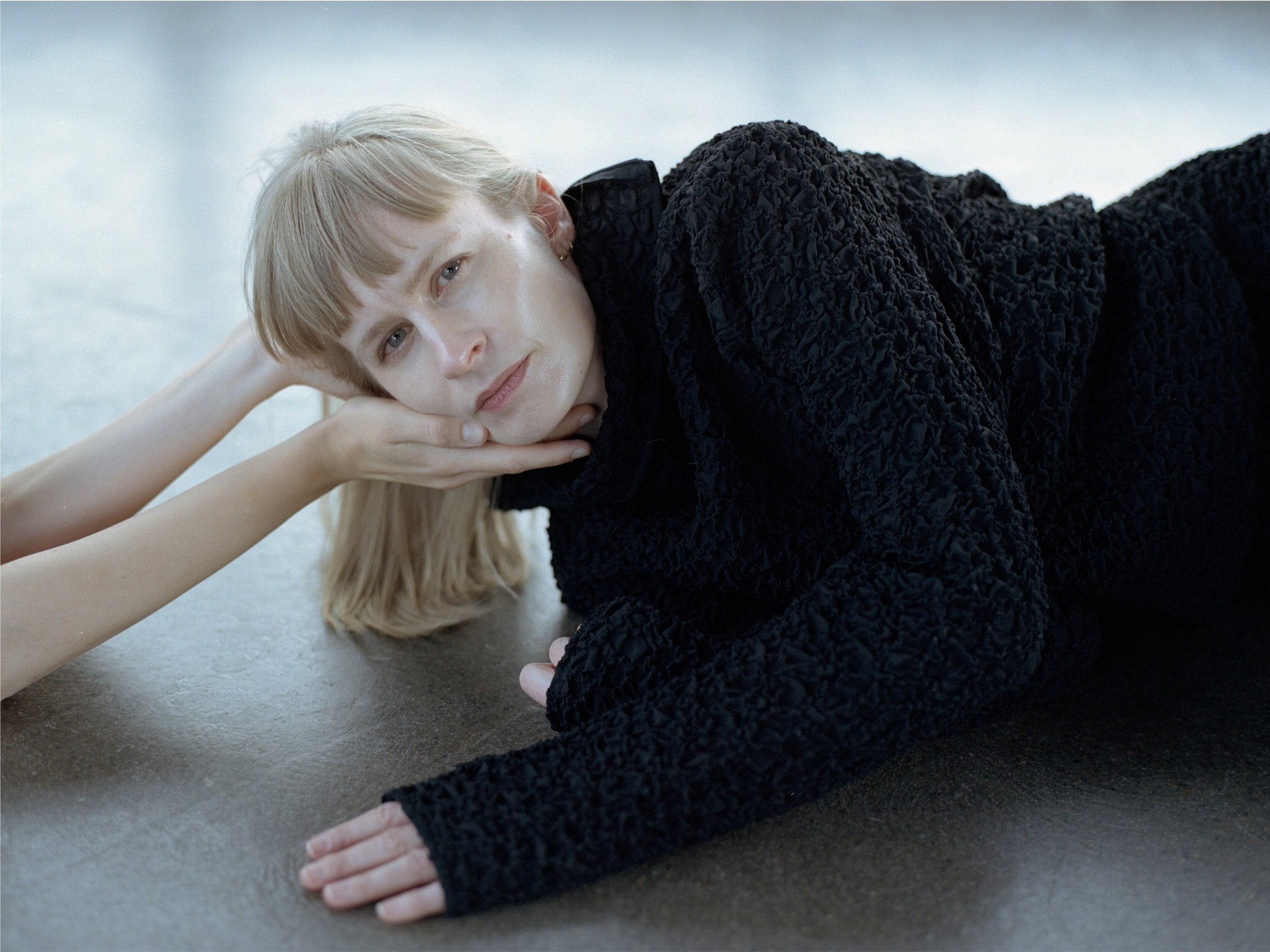 Kronikk om boken «Scenemennesket», der artisten Jenny Hval blant annet ...