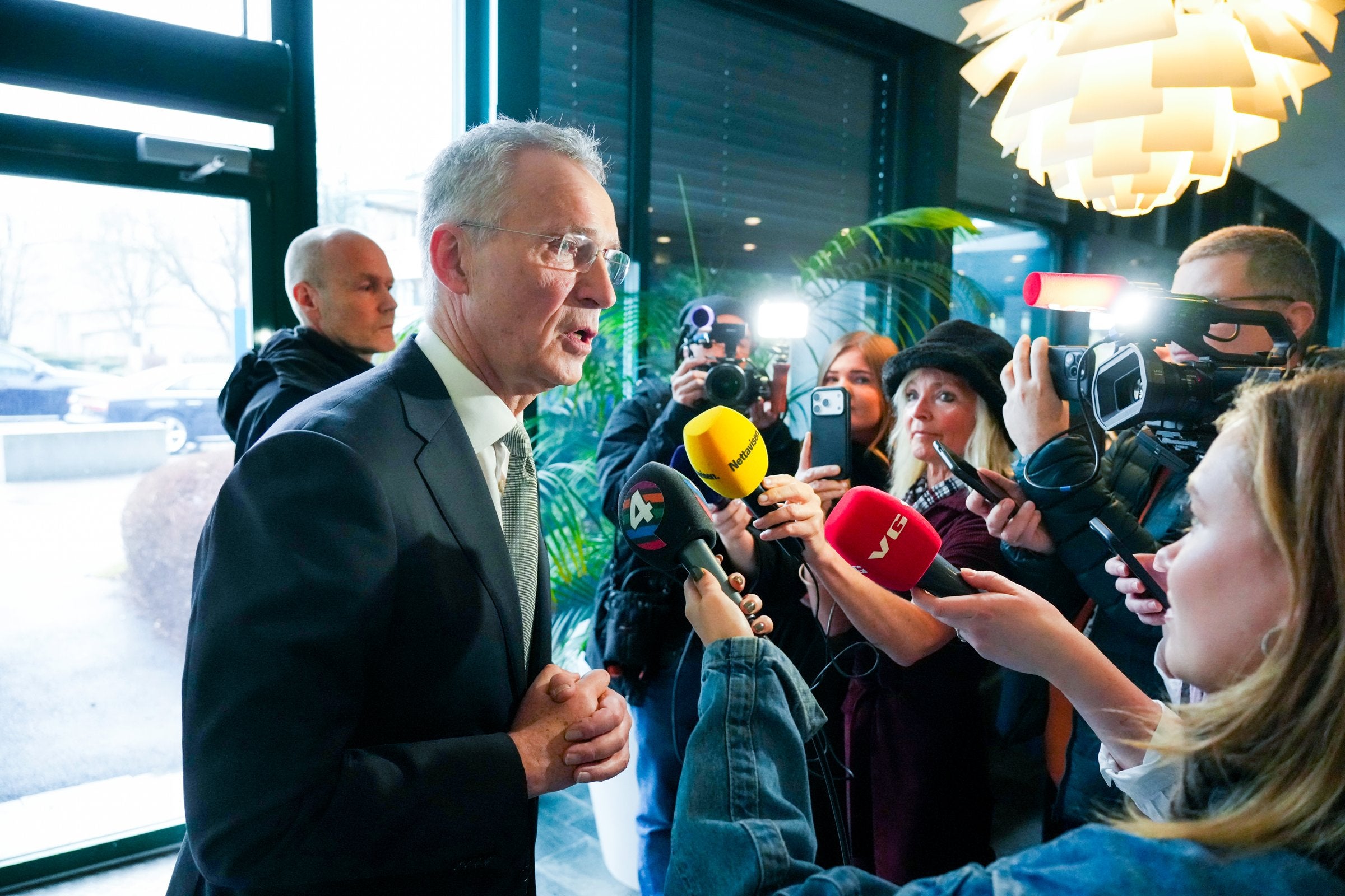 Stoltenberg varsom med å endre mandatet til Norges Bank