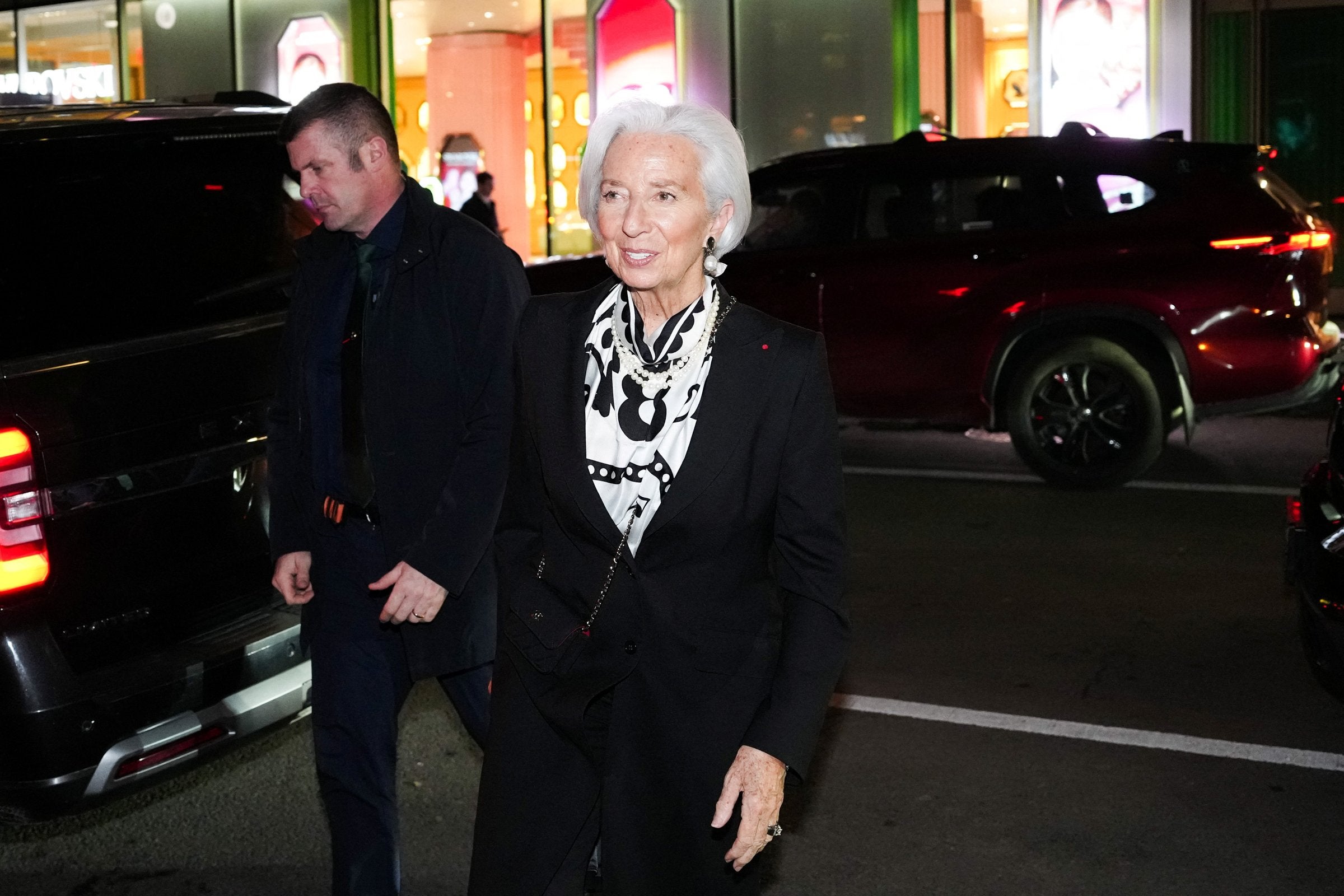 Europas sentralbanksjef sier hun vil sitte tiden ut