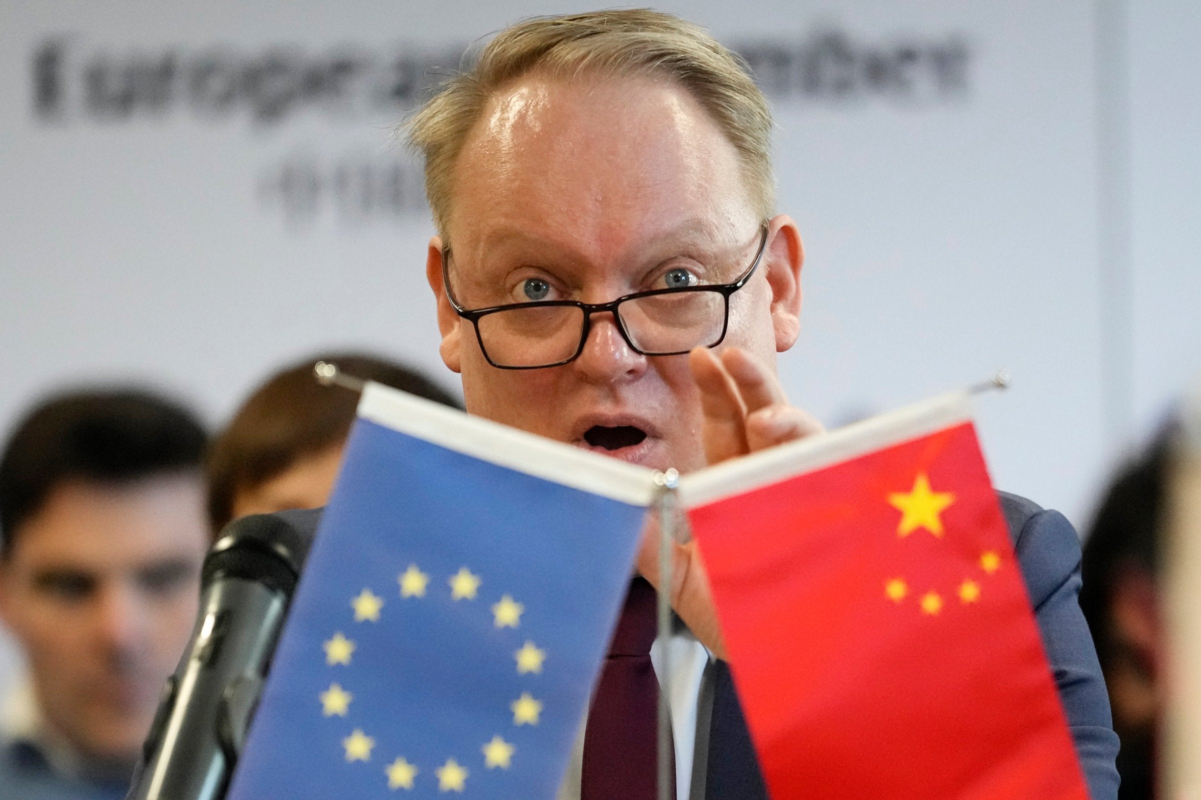 Graver seg dypere ned i Kina – blåser i advarsler om «de-risking»