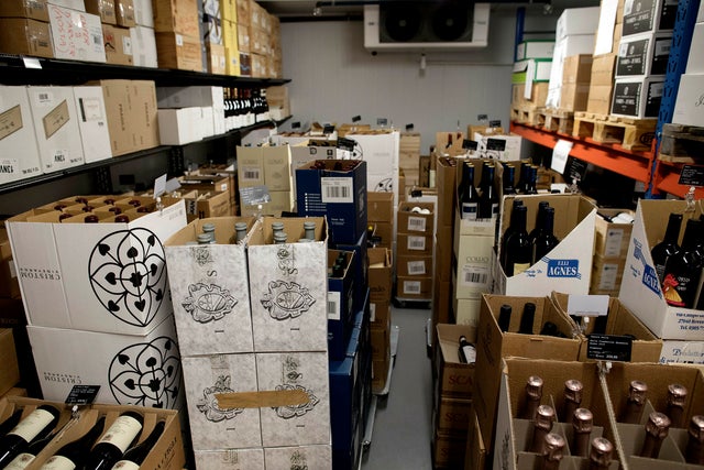 Akkurat nå er Vinmonopolets lager fulle av viner som skal ut i butikk i morgen tidlig.