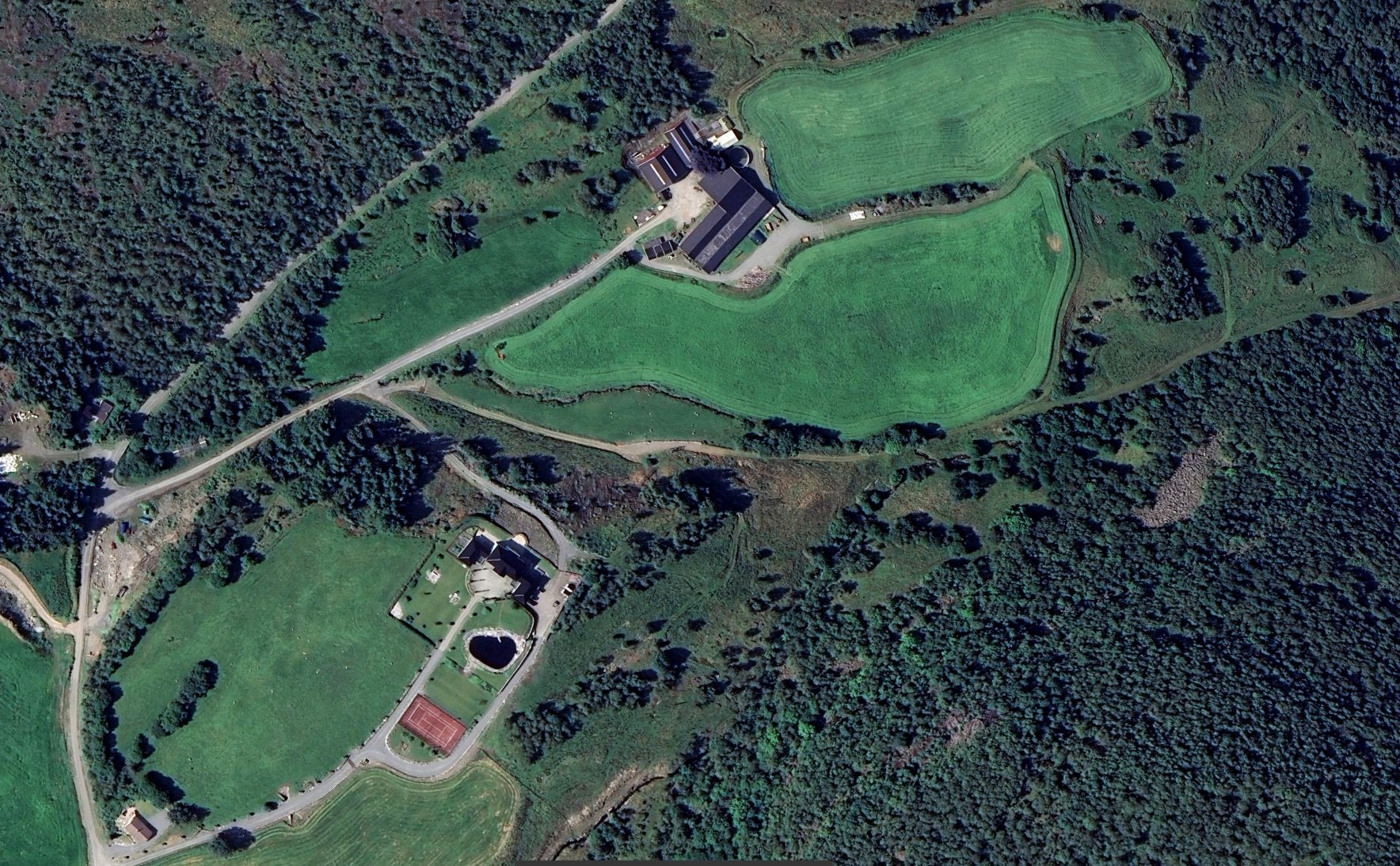 Toppadvokat Erling Ueland beholder dam og tennisbane i fred