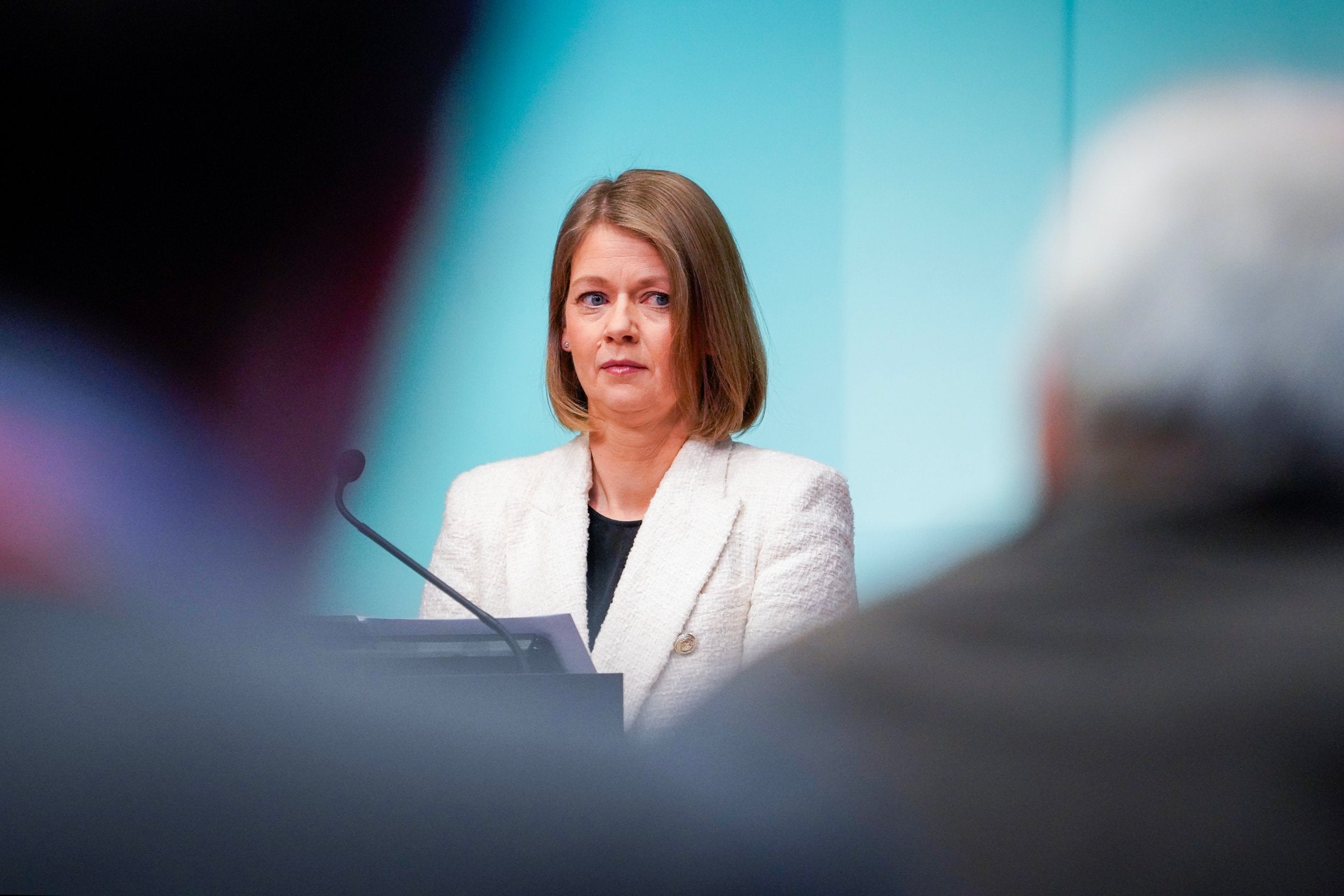 Sentralbanksjefen får svi for egen renteheving