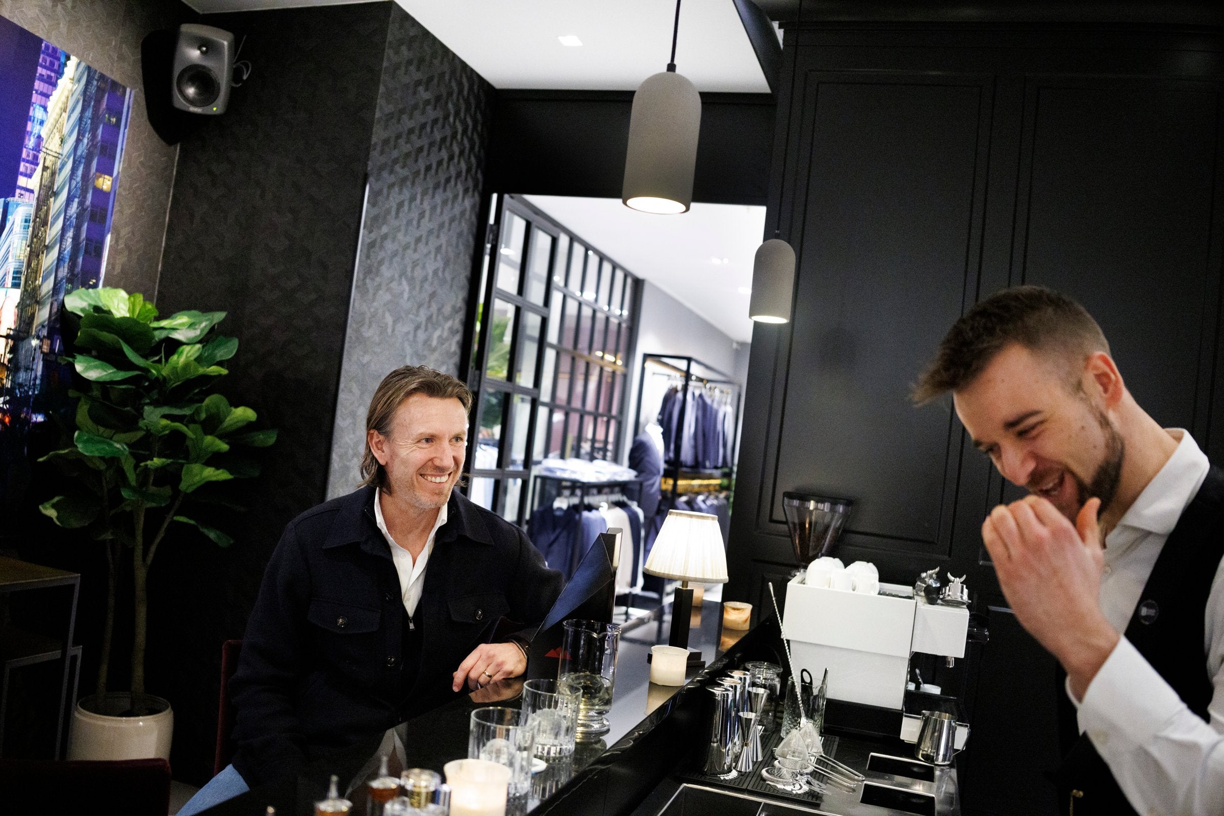 Vekstvinner Follestad har åpnet cocktailbar: – Klær er ikke så kapitalkrevende som båt og bil