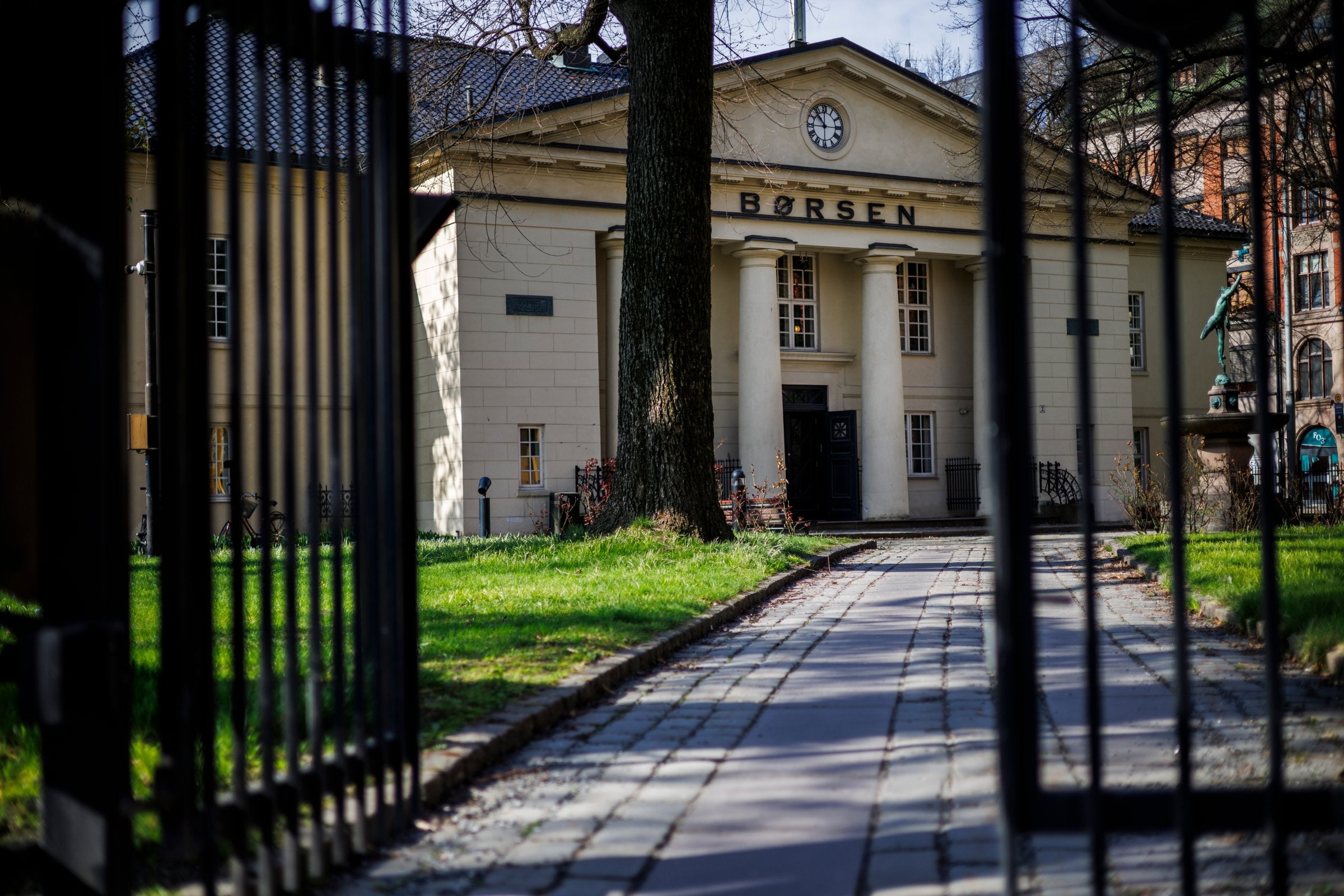 Oslo Børs er opp – DNB faller kraftig