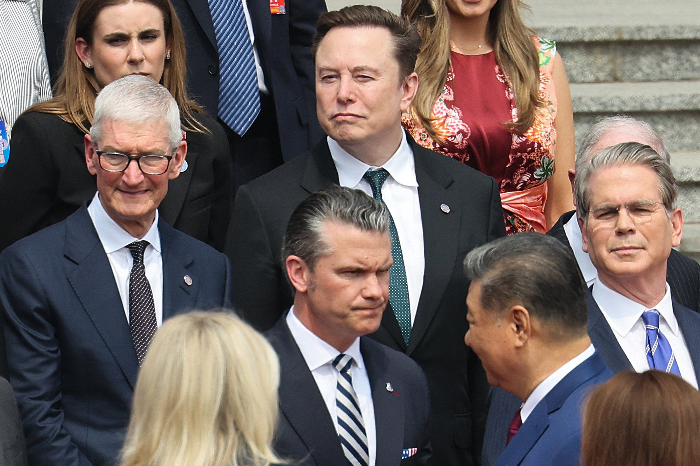 Elon Musk flyr fra domstolene – til Kina