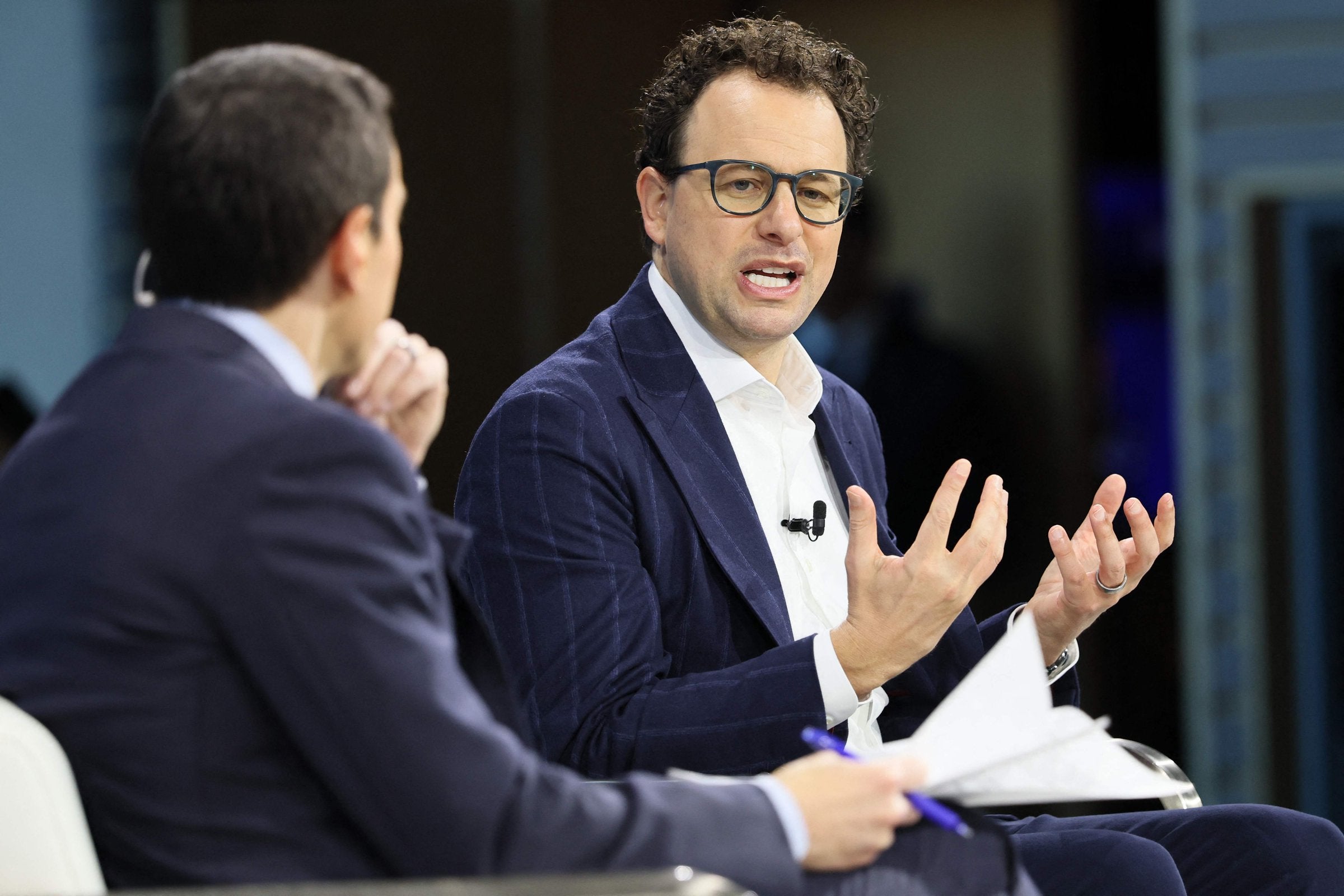 Nye KI-verktøy truer gigantenes «vollgraver»: – Programvare får rundjuling