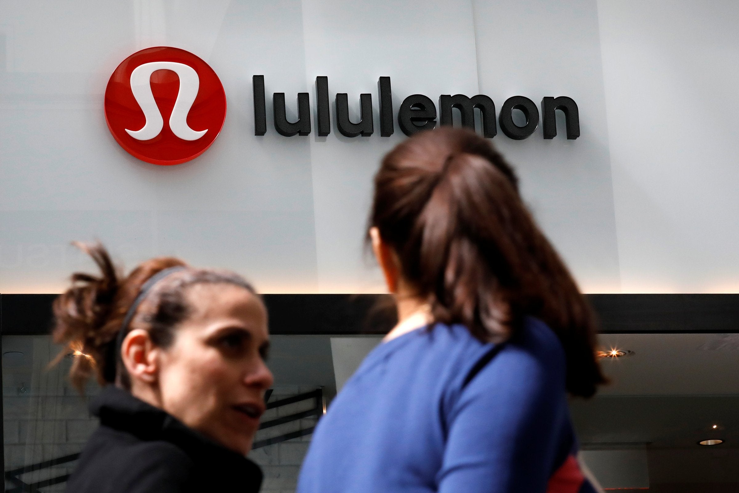 Offentlig skittentøyvask i treningsmerket Lululemon