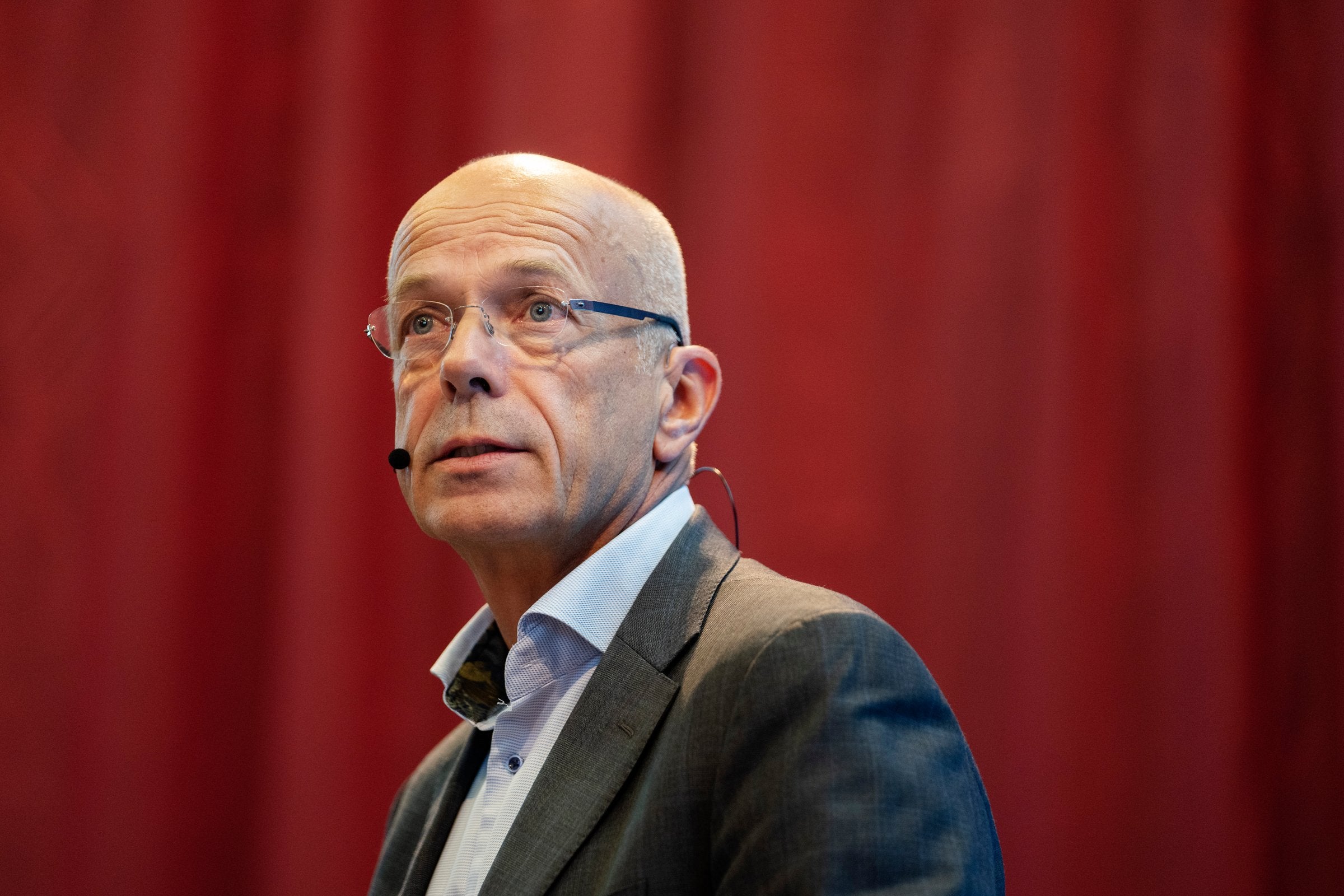 Elkem skal redusere arbeidsstokken med ti prosent