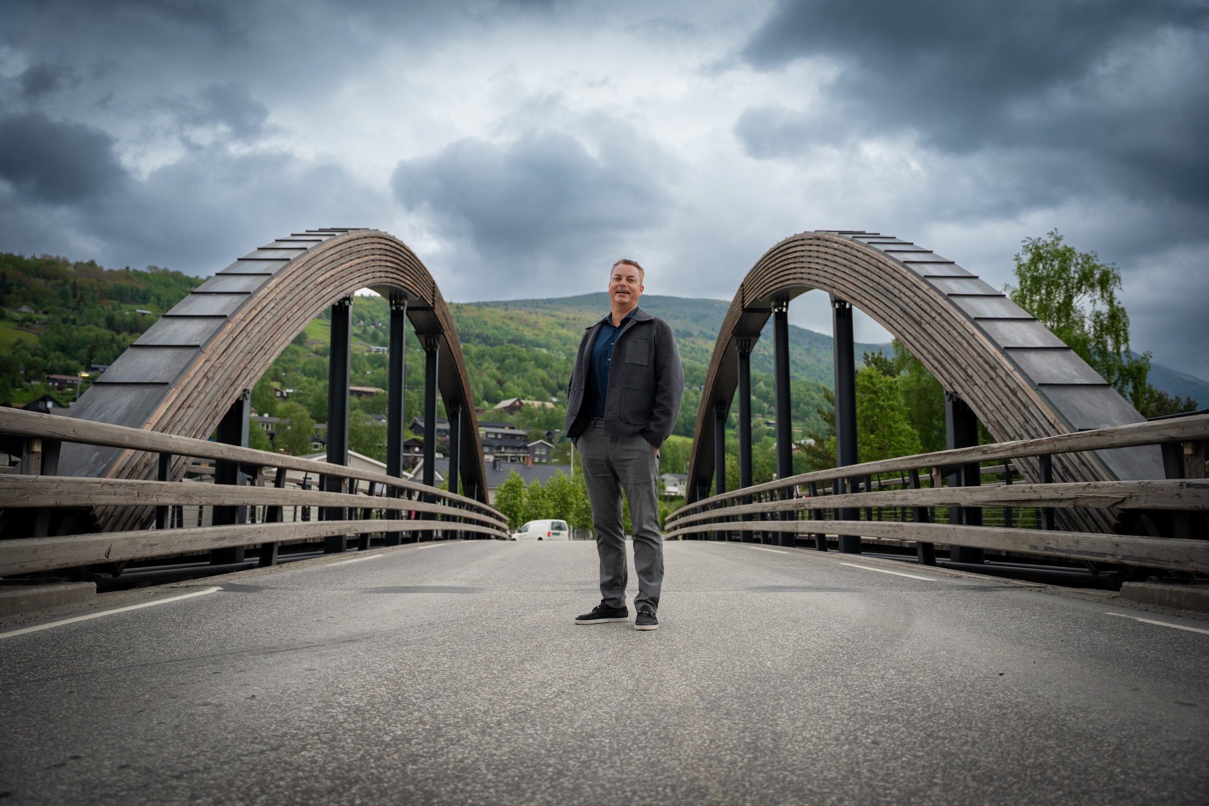 Stian Rustad kjøper halve Vågåmo – og flytter til Sveits