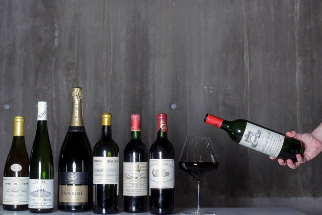 Ferdigmodnet mulighet. Alder på flasken medfører også større fare for feil på innholdet. Fordelen med å kjøpe moden vin i polbutikk, fremfor på auksjon, er at Vinmonopolet har en returordning som også gjelder varer i spesialbutikkene.