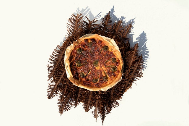 Akkurat nå bugner skogen av bregnen med det pussige navnet strutseving. Med Tommy Østhagens oppskrifter kan du servere våren på et fat.