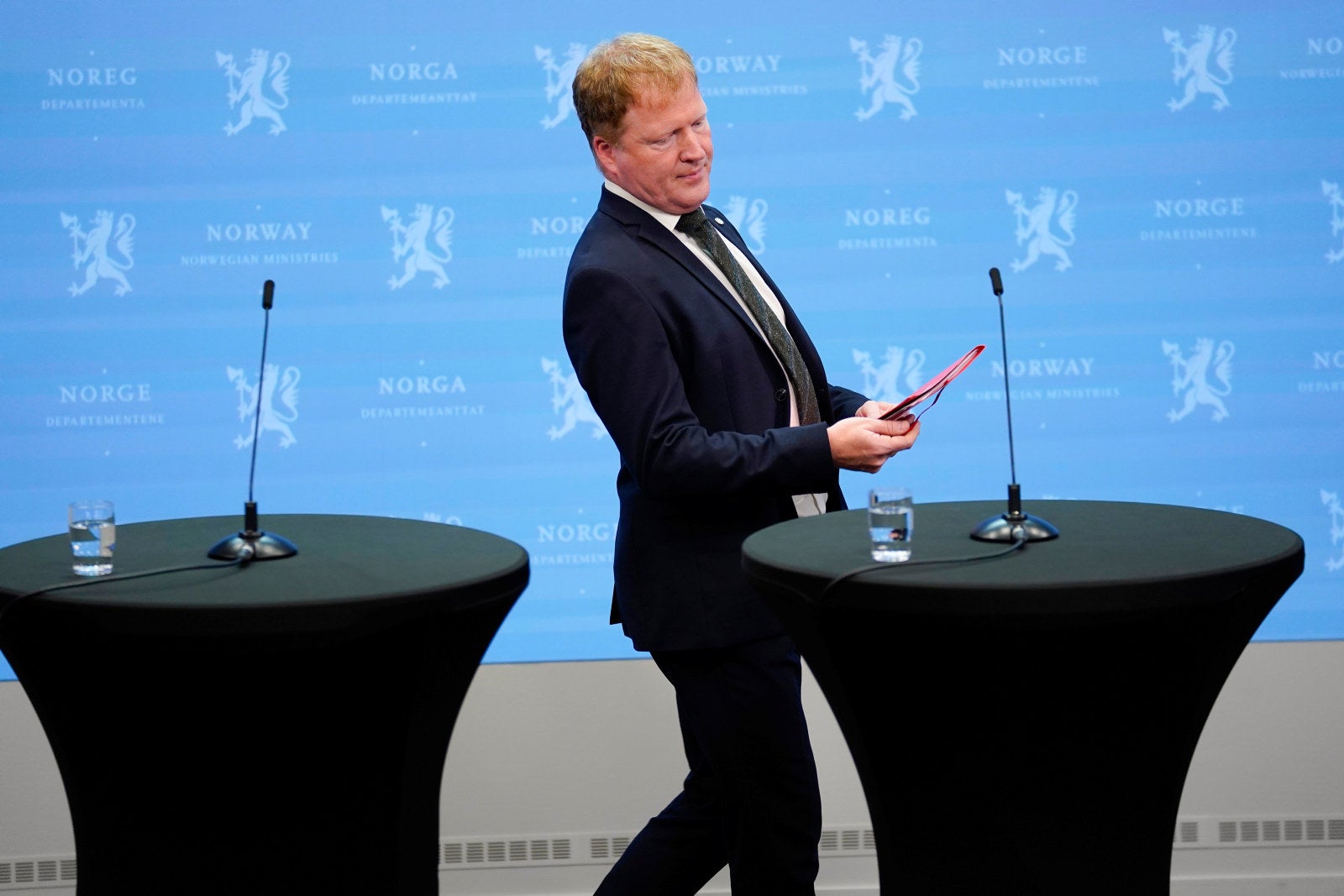 Statsråder bør droppe klining med underordnede på jobbfest. | DN