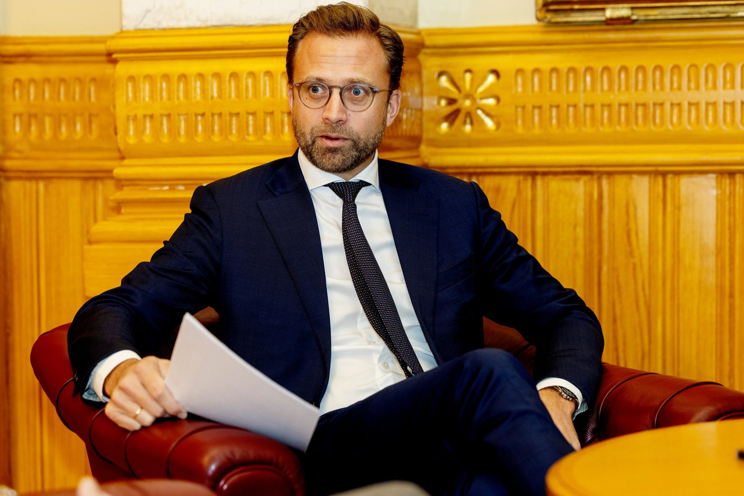 Høyre vil sette avgiftskutt for drivstoff på pause – Vedum raser