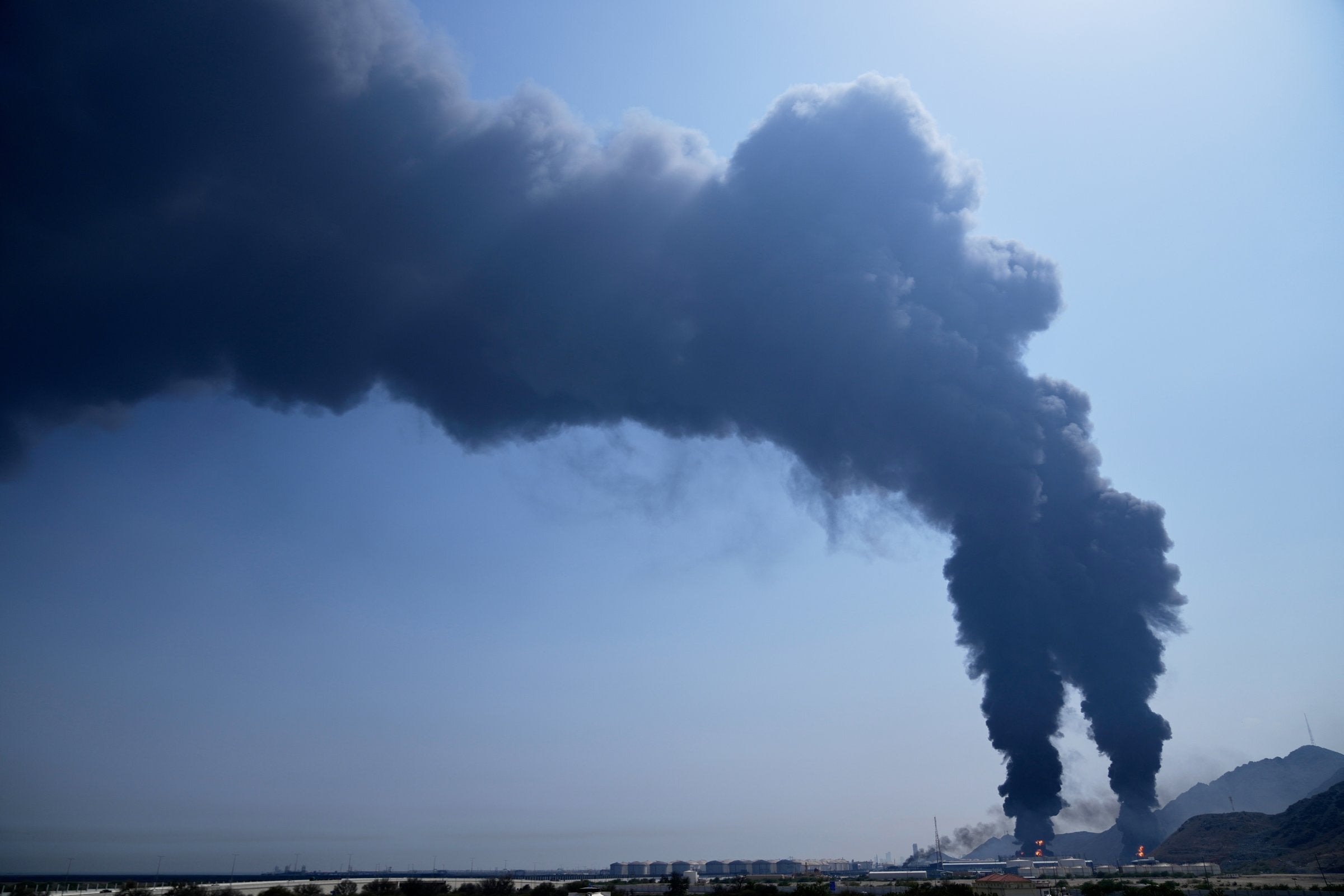 Iran har truet amerikanske allierte – et oljeanlegg i Emiratene brenner