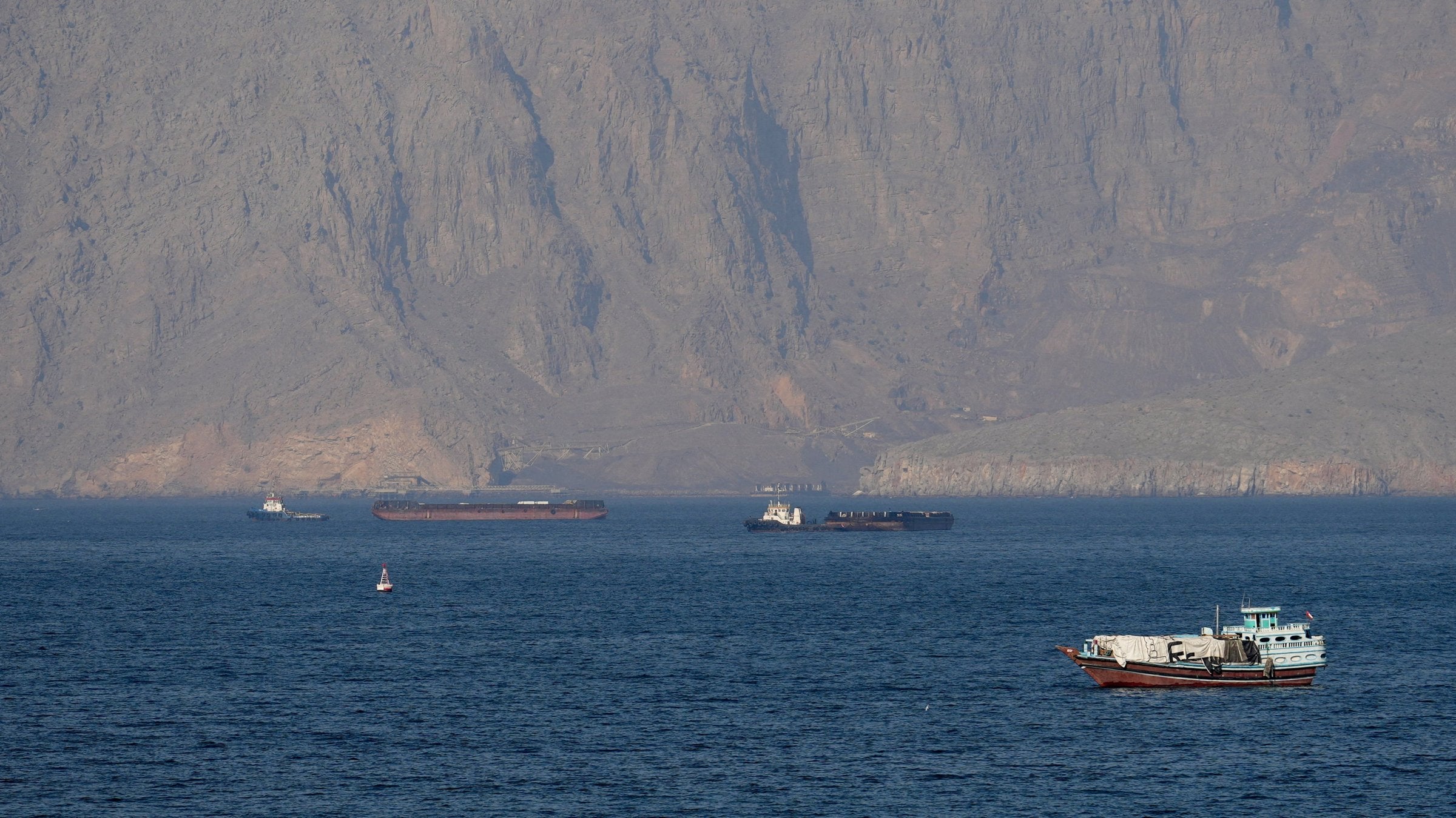 Iran: Amerikansk krigsskip truffet av to raketter – oljeprisen stiger bratt