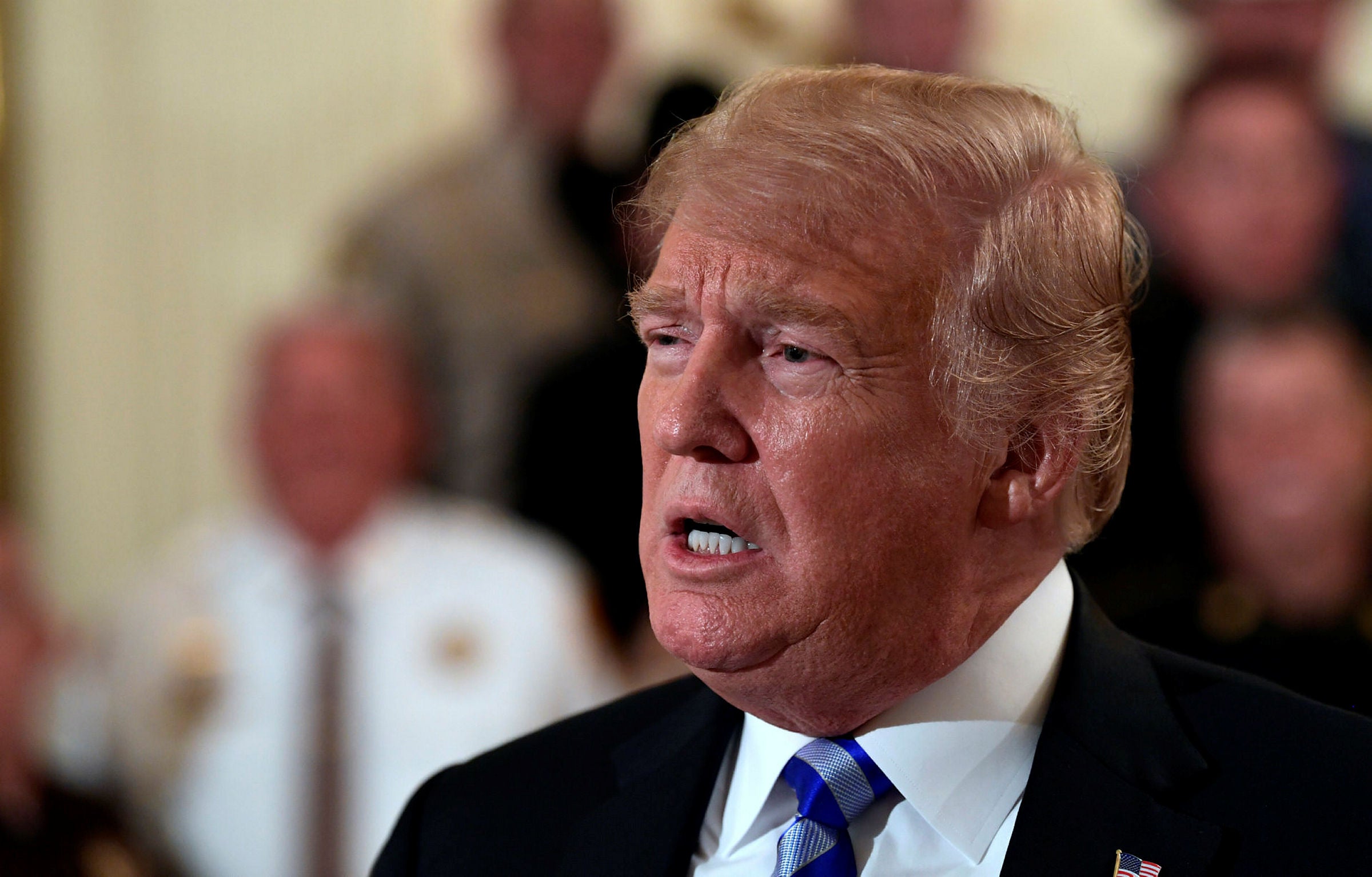 Trump krever å få navnet på hemmelig medarbeider som «jobber iherdig ...