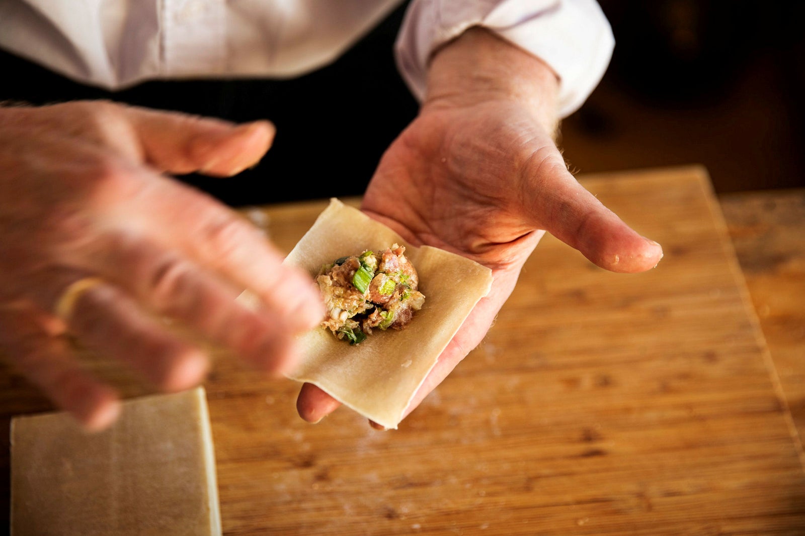 Fyll. Det skal omtrent en spiseskje fyll i hver dumpling.