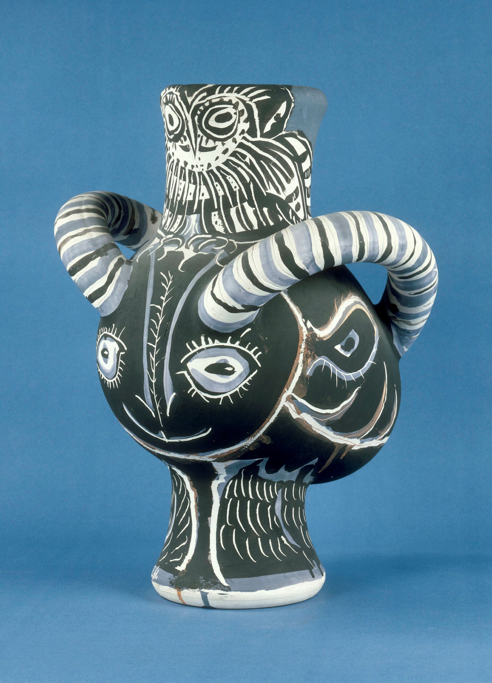 Vase à deux anses décoré d'une tête de faune et d'une chouette, 1961.