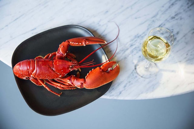 Kun det beste i glasset er godt nok til den norske hummeren. Foto: Sigurd Fandango