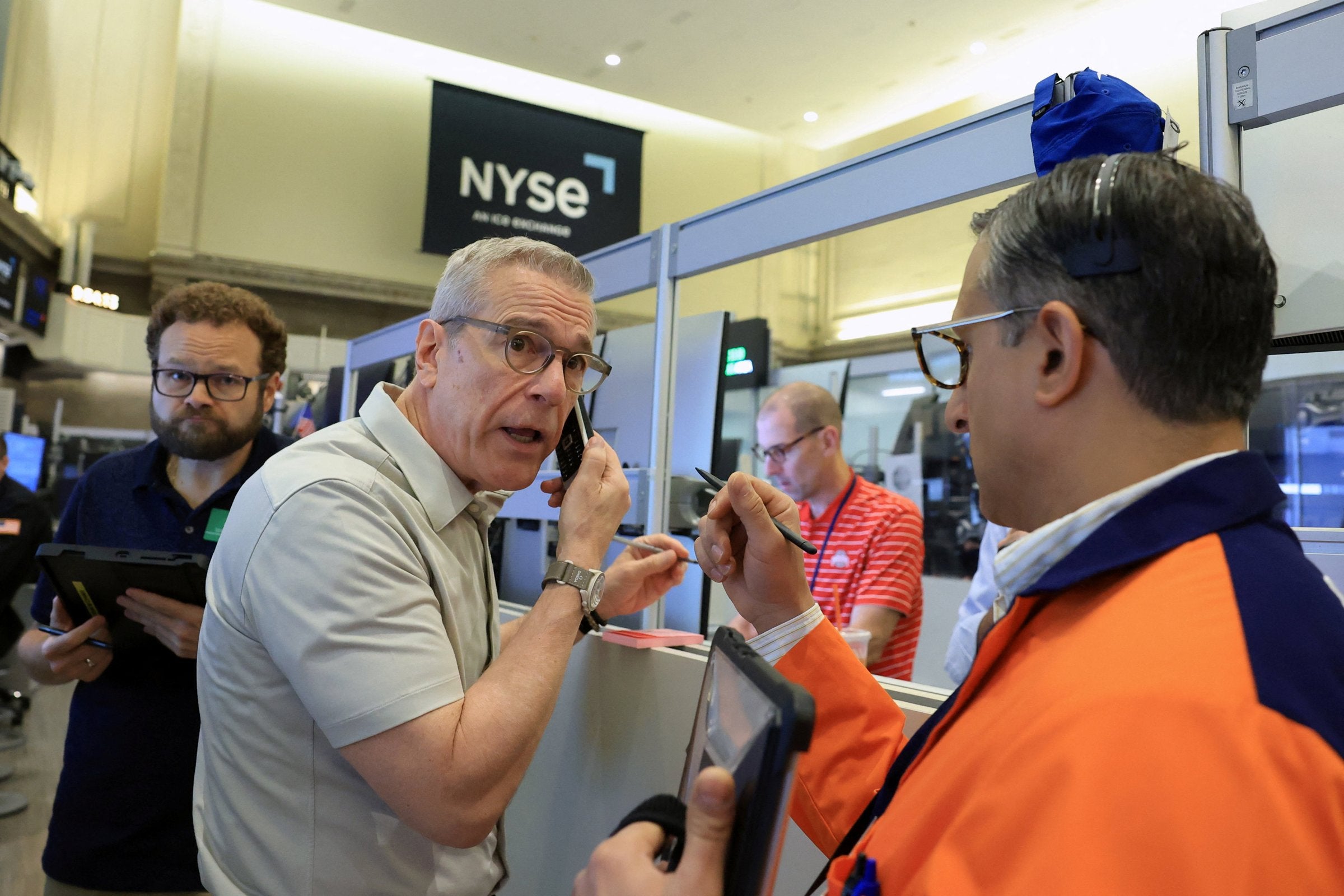 Wall Street åpner helt flatt og oljeprisen faller