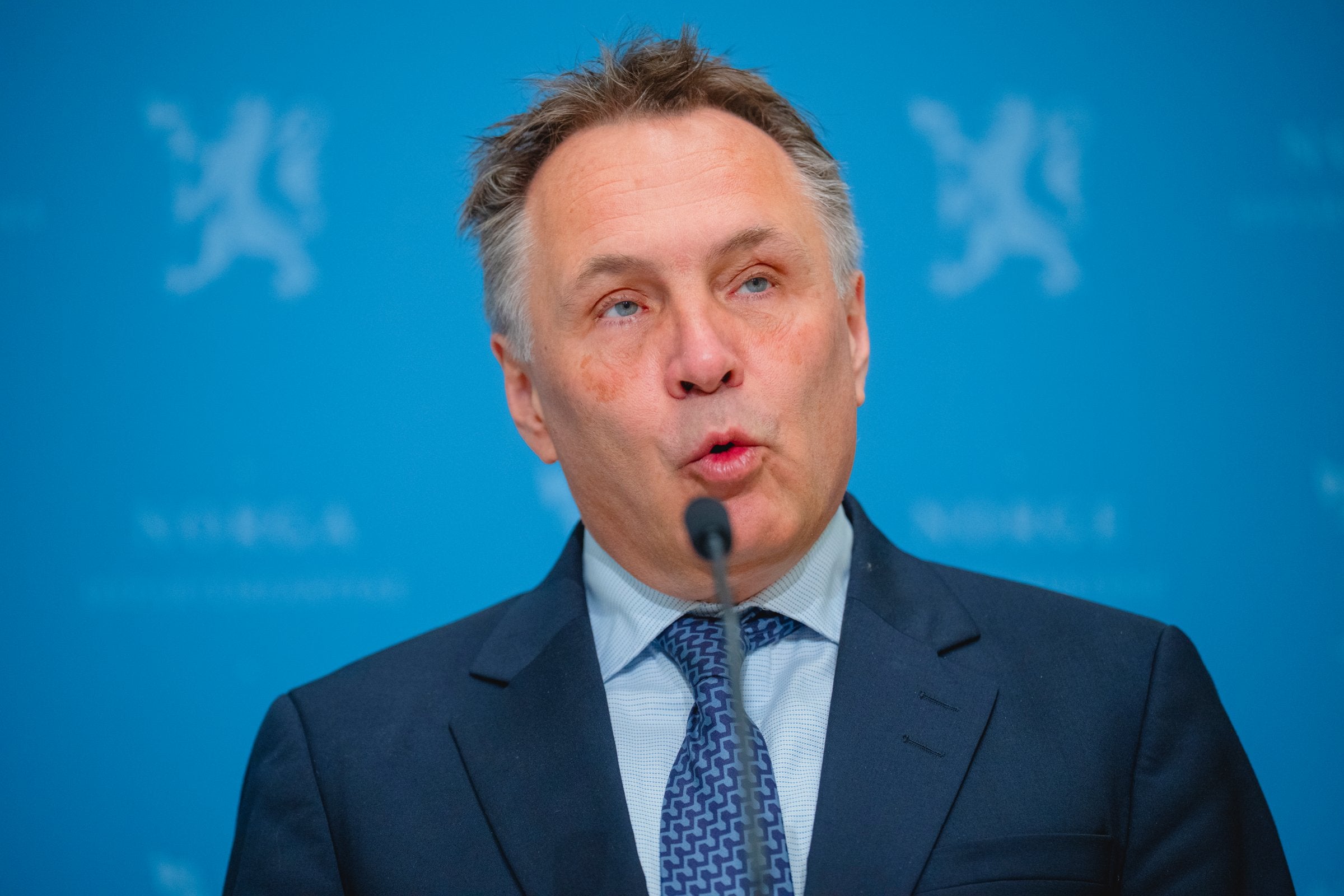 Forsvarsministeren ble varslet om 100 millioner i nye overskridelser – refser «bevisst» regelbrudd