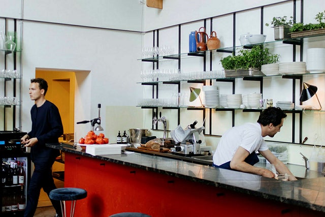 Biodynamisk. Gustav Klint (til venstre) sørger for primært naturlige viner til det blandede klientellet på Apollo Bar; fra studenter til turister og kulturpamp.