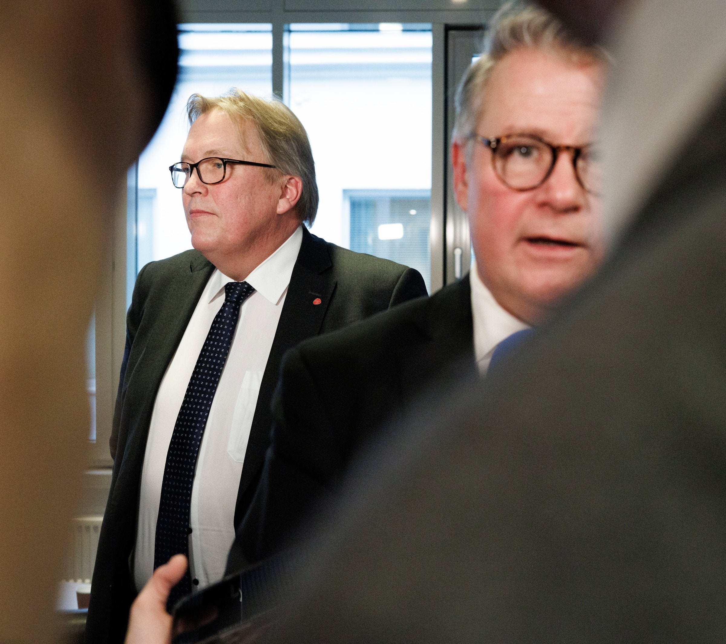 Kontrollkomiteen vurderer nær 100 spørsmål i Epstein-saken