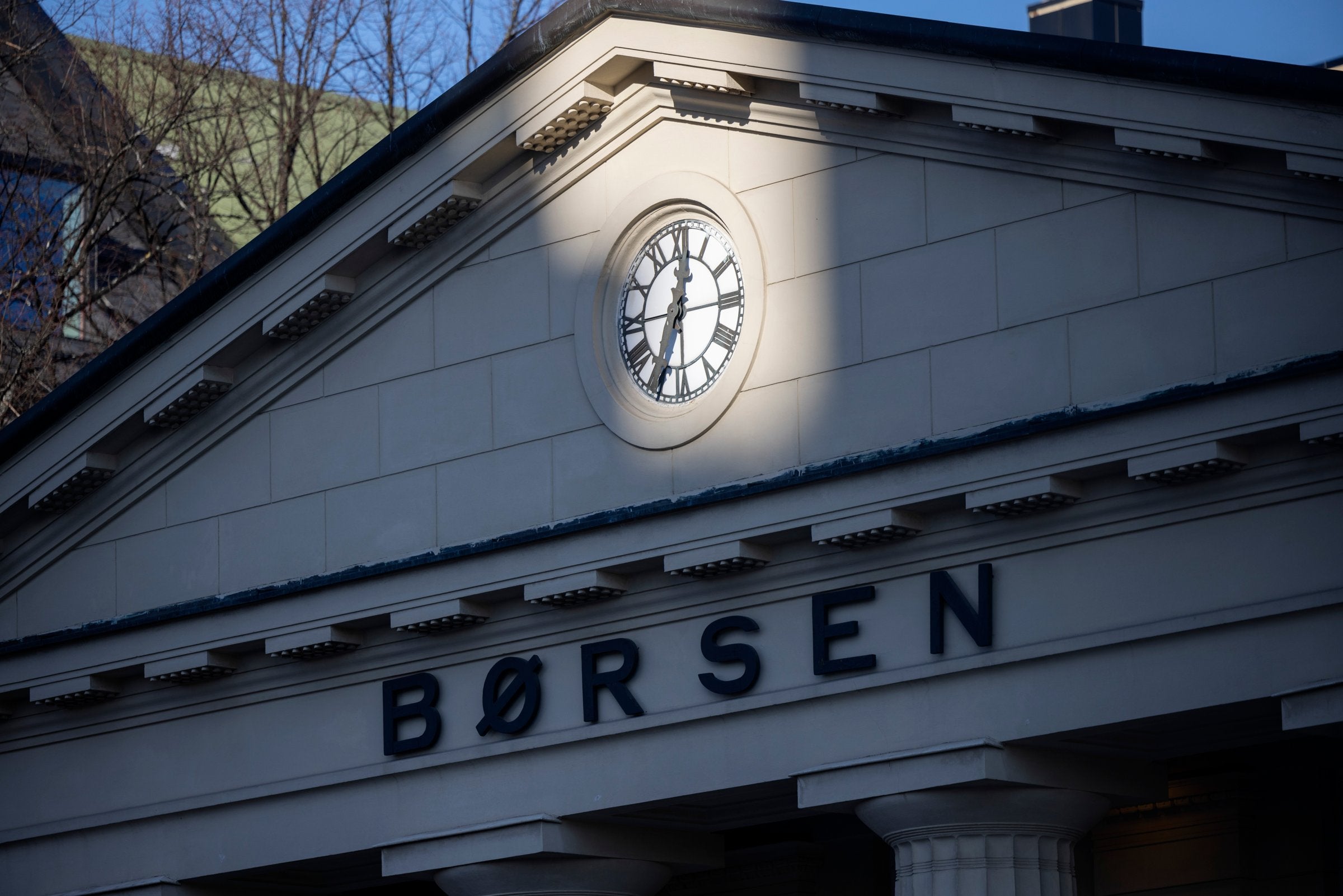 Stigende oljepris løfter Oslo Børs mandag morgen