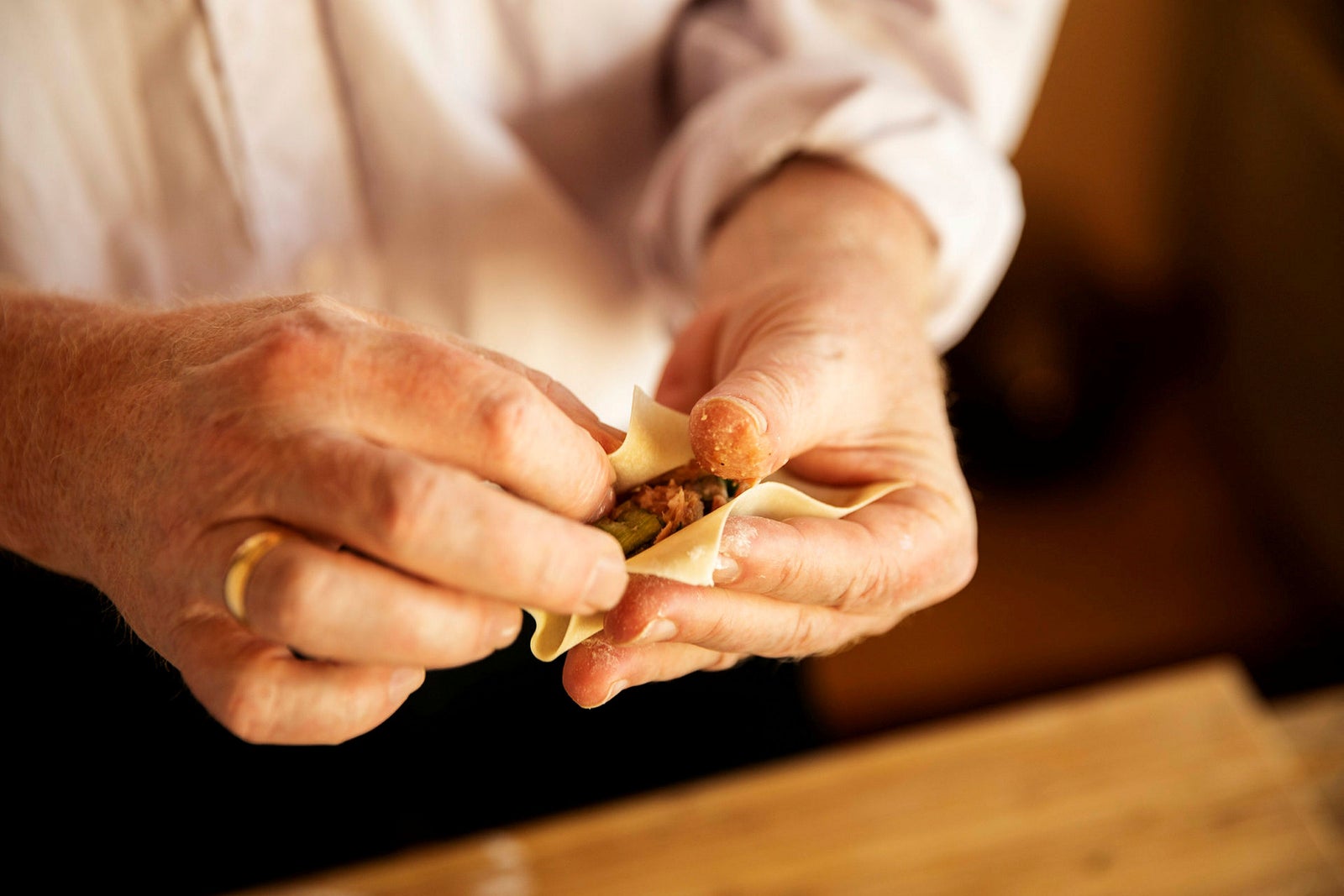Forsegling. Dumplingene må forsegles slik at ikke vann (eller frityrolje) lekker inn.