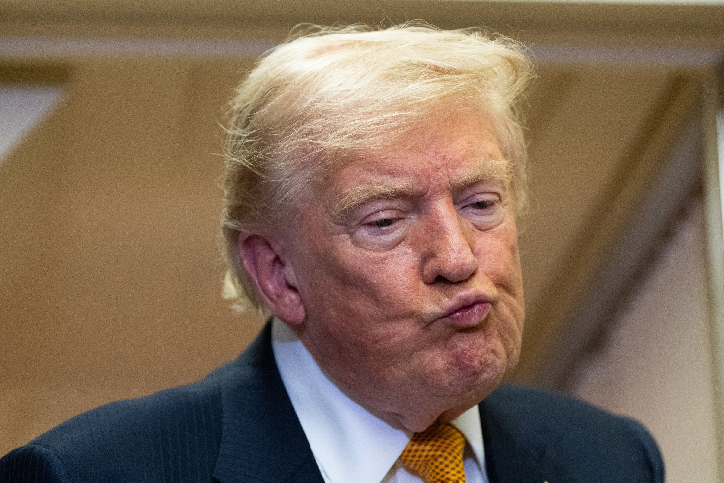 Trump sier USA skal ta over Hormuzstredet – vil ta avgift