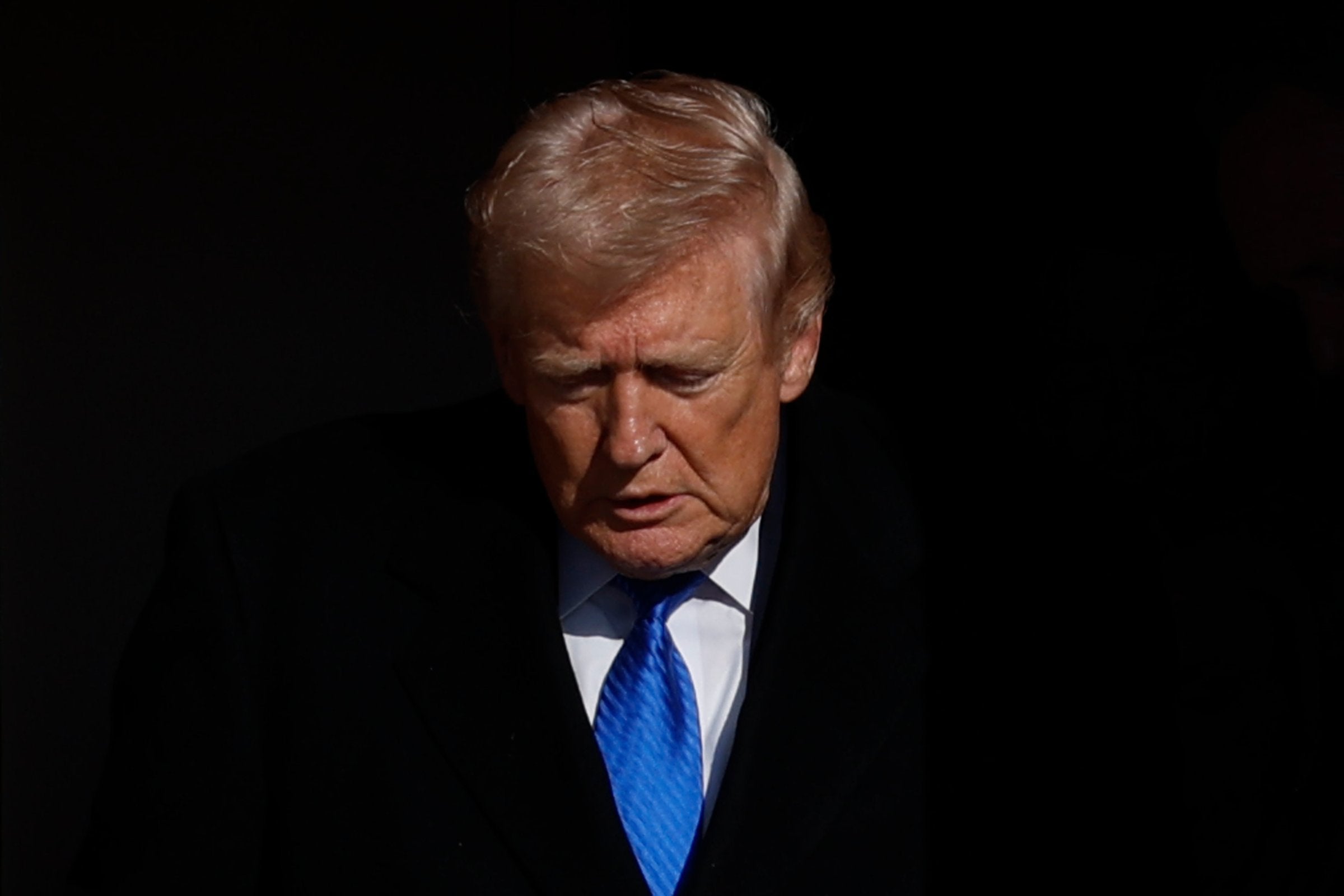 Kraftig økt handelsvolum minutter før Trump-melding snudde markedene