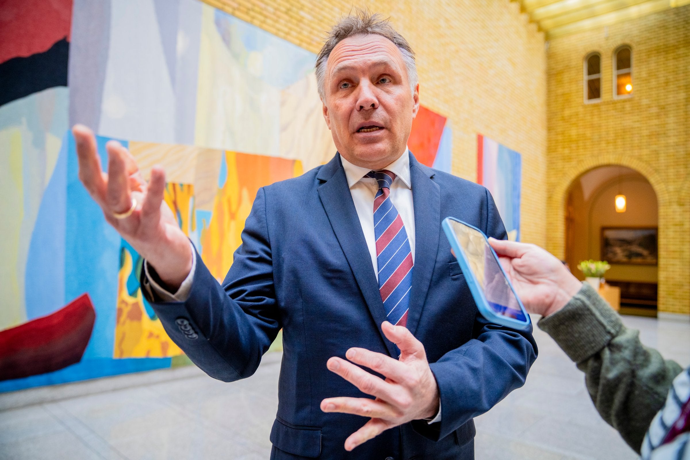 Forsvarsministeren bedt om å vitne i rettssak mot omplassert etatsdirektør
