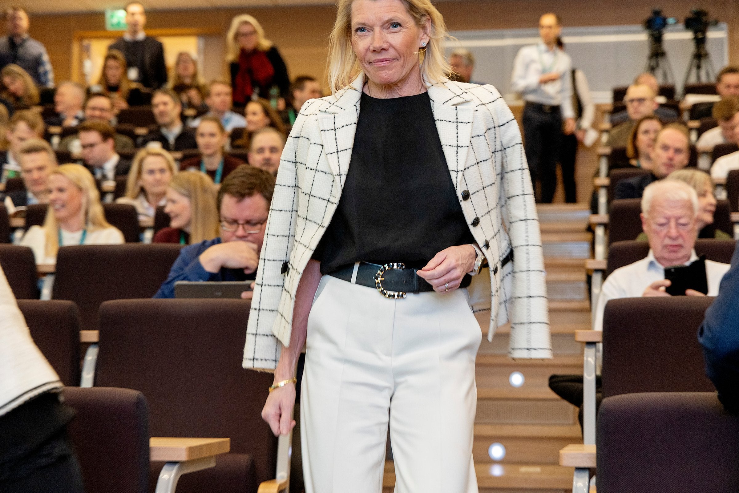 DNB deler rekordmye med eierne – mens kundene må vente