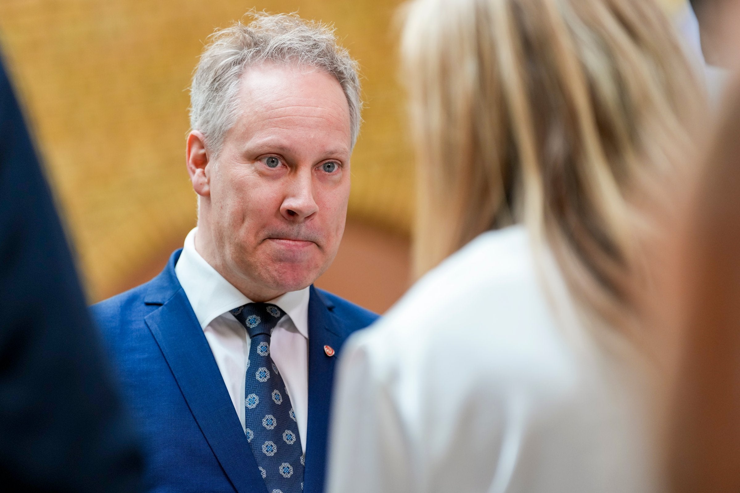 Samferdselsministeren langer ut mot «useriøse» Høyre: – Vil kjøpe flere tomme flyseter uten inndekning