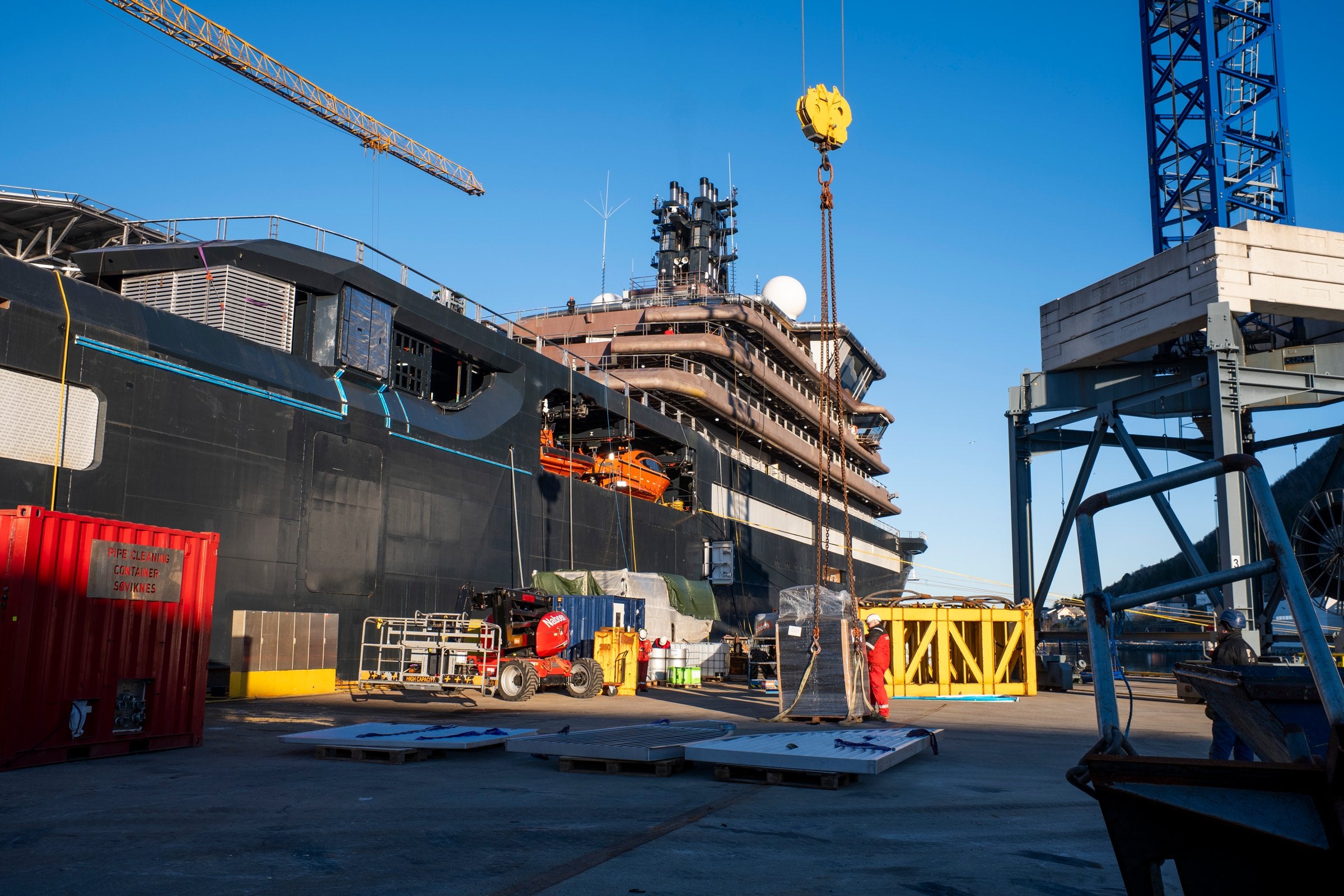 Her er Røkkes nye superyacht «Rev Ocean» | DN