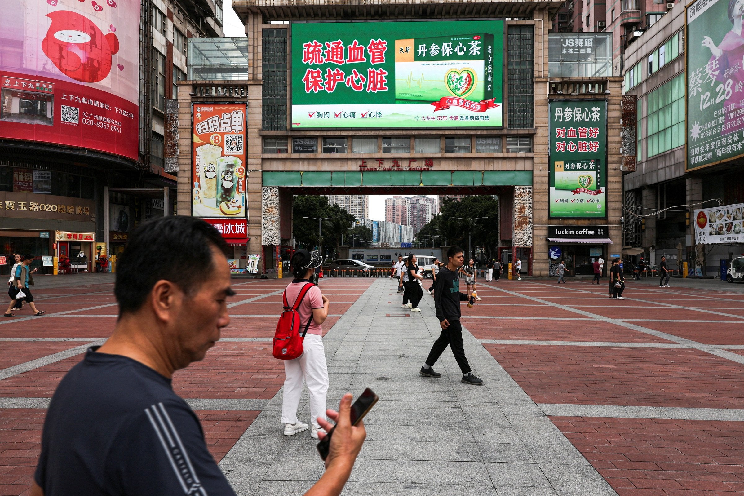Kina slår vekstprognosene – sprekker i økonomien består