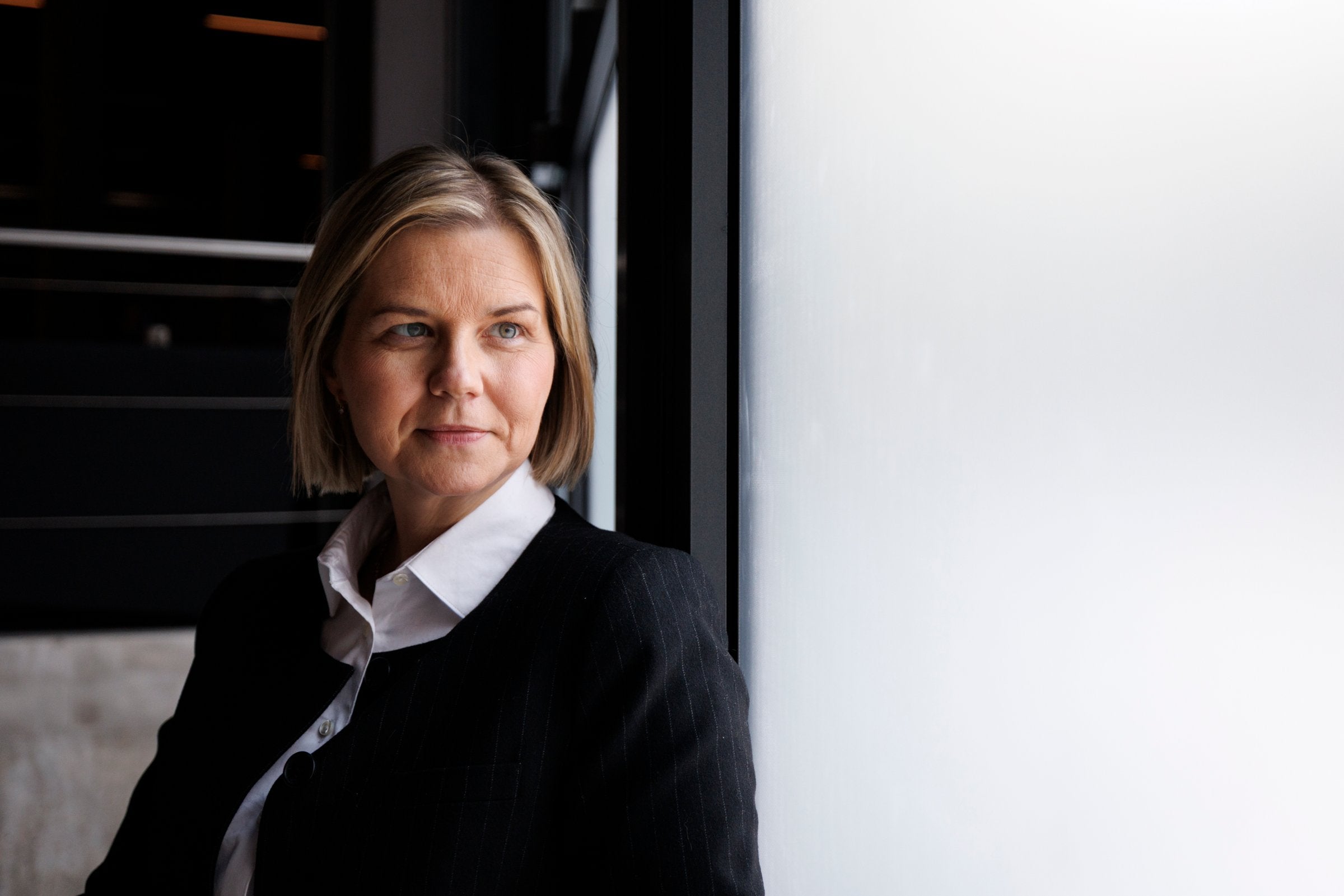 Guri Melby ber toppdiplomat Mona Juul trekke seg